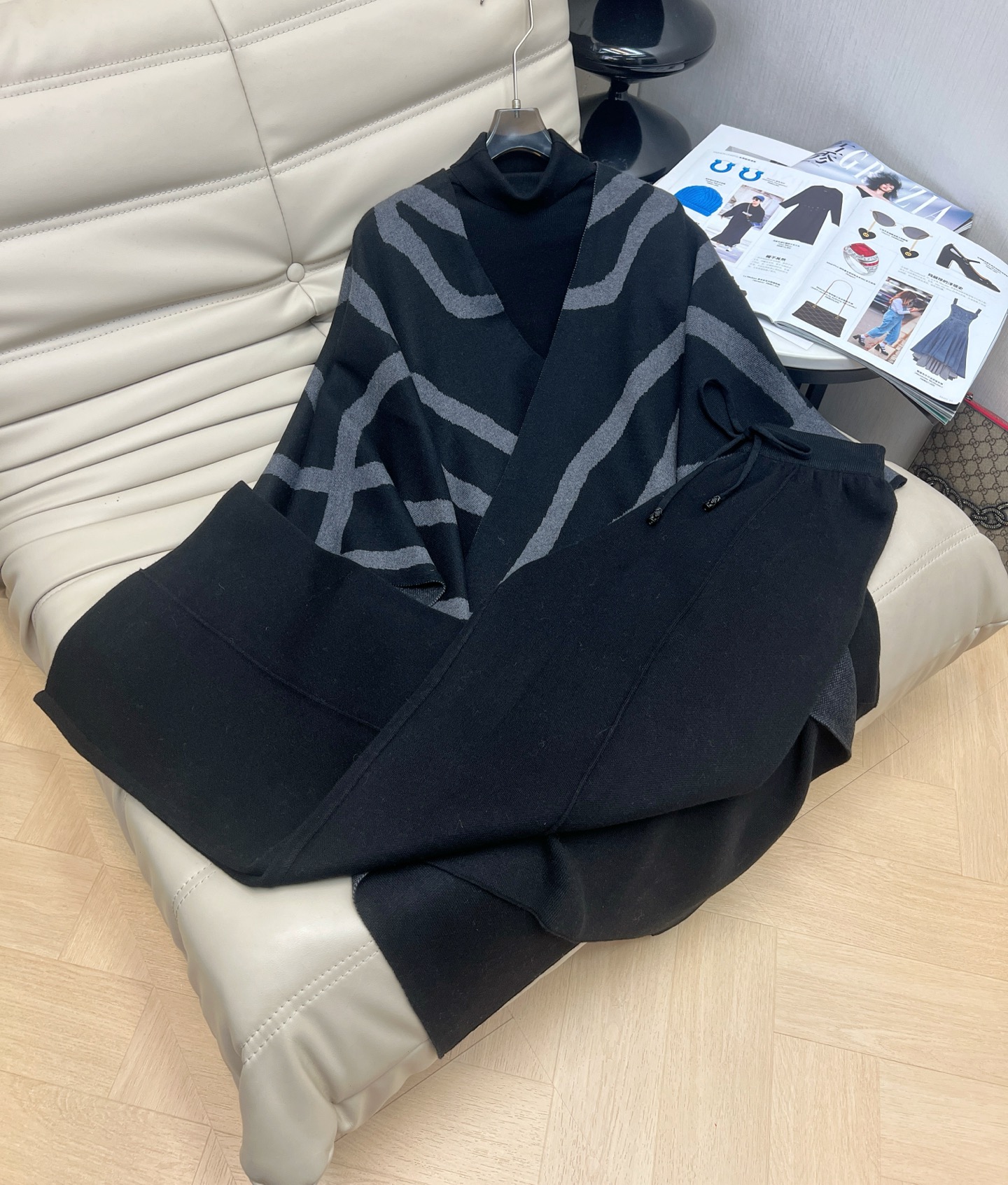 NO:567088,/New style three-piece woolen cape and shawl set. Autumn and winter atmosphere. High-end contrasting color scarf and cape. Worsted fine wool upper body is soft and skin-friendly. Ten uses and ten supplements. Strong response. Highly recommend 3 colors. SML,,shawls,alexander wang19860909/新款 羊毛套装斗篷披肩三件套 秋冬氛围感 高级撞色大围巾披风 精纺细羊毛上身亲肤柔软 十拿十补 反应强烈 极烈推荐3色 SML,,shawls,alexander wang,Women's clothing