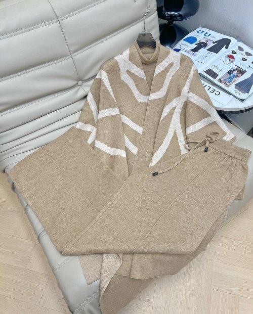 Wool Set with Cape Shawl Three-Piece Autumn and Winter Ambiance 1 Wool Set with Cape Shawl Three-Piece Autumn and Winter Ambiance