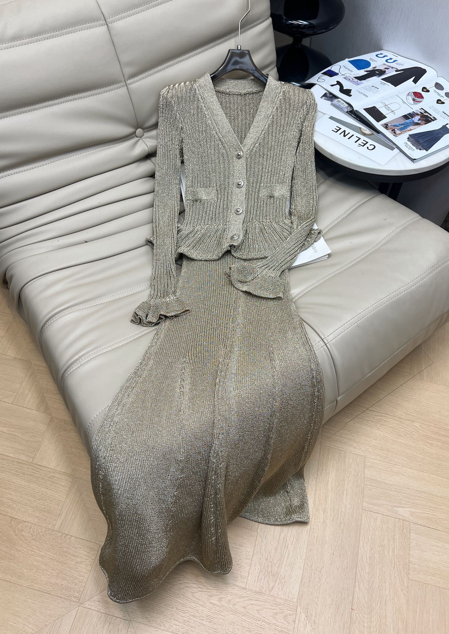 NO:567101,New temperament gold bright silk V-neck fake two-piece slim long dress. Ruffled trumpet sleeve design. The upper body is elegant and noble. Super high-end color. Quick delivery. Single color. SML, skirts, alexander wang19860909新款气质金色亮丝V领假两件修身长款连衣裙 荷叶边喇叭袖设计 上身优雅贵气 超高级的颜色 速度报现货发 单色 SML,,skirts,alexander wang,Women's clothing