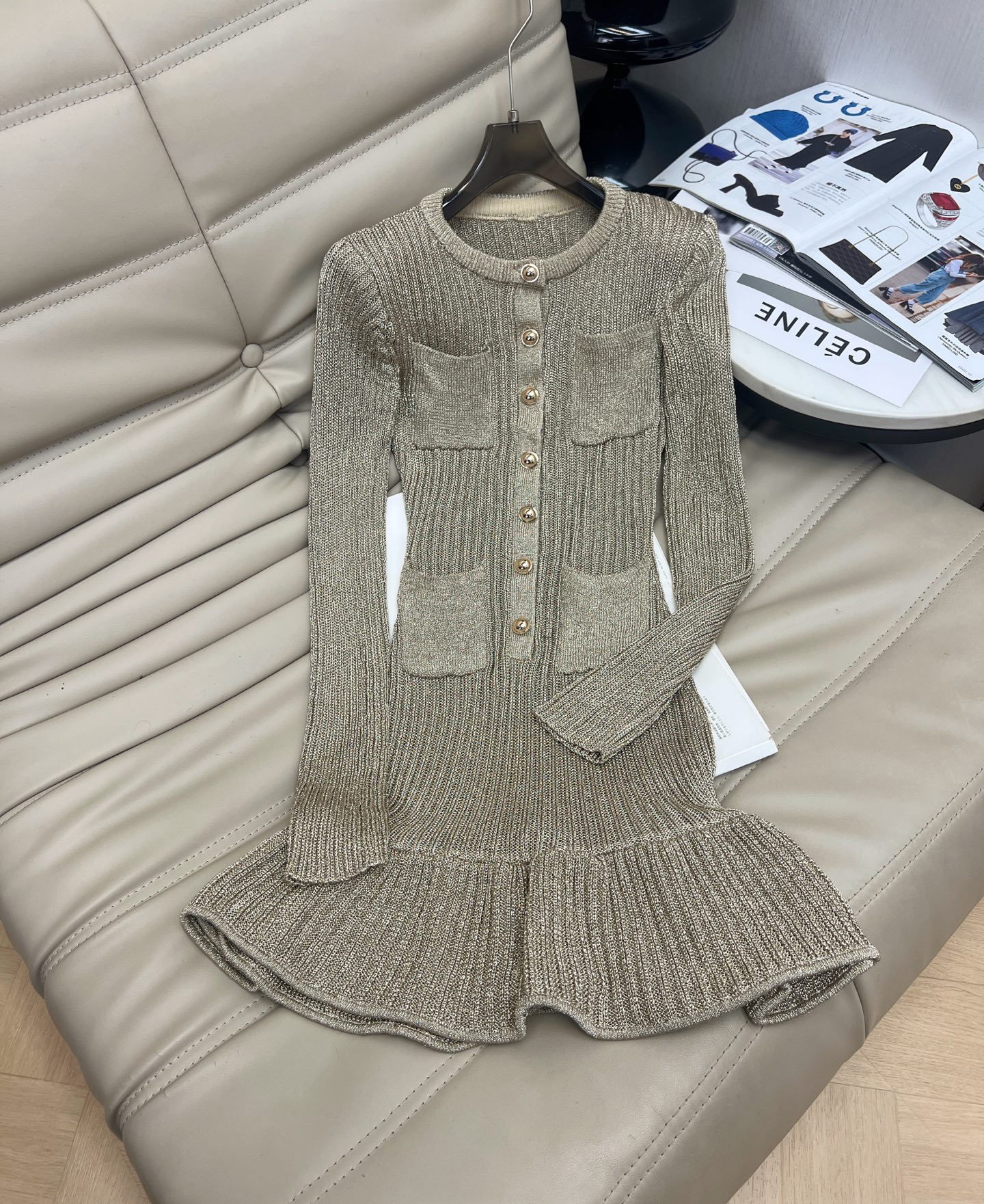 NO:567095,The latest SP autumn and winter small fragrant ruffled fishtail round neck knitted mid-length dress. The version is slim and slim. It has elasticity and lengthens the legs. Elegant and ladylike style. High-quality goods. SM L.M,,skirts,alexander wang19860909最新款SP秋冬小香风荷叶边鱼尾圆领针织中长款连衣裙 版型显瘦修身有弹力拉腿长 气质高雅名媛风范 高货 码数 SM L.M,,skirts,alexander wang,Women's clothing