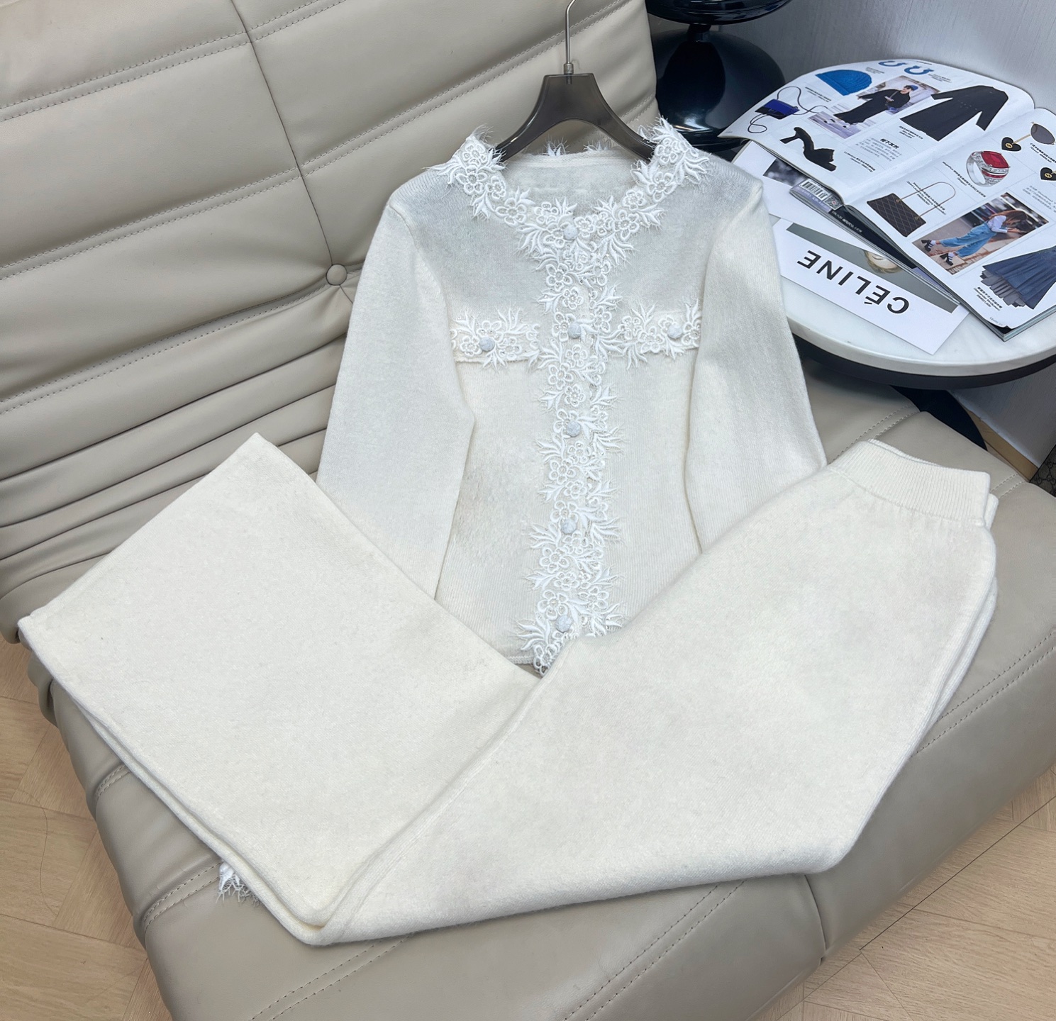 NO:567109,Tops, trousers, the latest autumn and winter embroidered button wool cardigan jacket, loose fit, simple and elegant, paired with trousers, a set that will turn heads when out on the street, super versatile, ready for sale, single color SML,,jackets & coats,alexander wang19860909上衣 裤子最新款秋冬刺绣花纽扣羊毛开衫外套 宽松版型 简约大气配裤子一套出街回头率极高 超级百搭 现货发售 单色 SML,,jackets & coats,alexander wang,Women's clothing