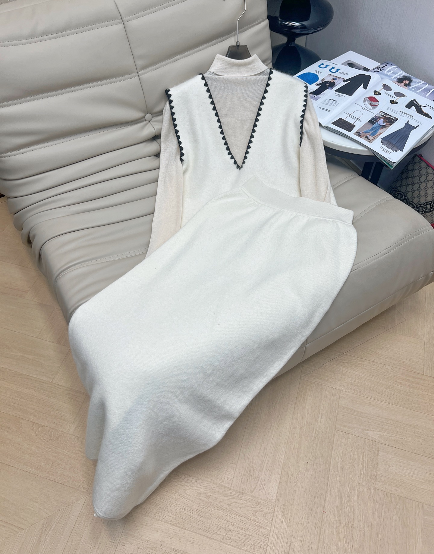 NO:568135,The latest elegant lady-like style wool vest bottoming shirt, long skirt, three-piece set, contrasting colors, simple and elegant, niche high-end suit, ready for delivery, pure white, size SML,,skirts,alexander wang19860909最新款气质名媛小香风羊毛马甲打底衫 长半裙 三件套 撞色简约大气 小众高级感套装 现货发 纯白色 码数 SML,,skirts,alexander wang,Women's clothing