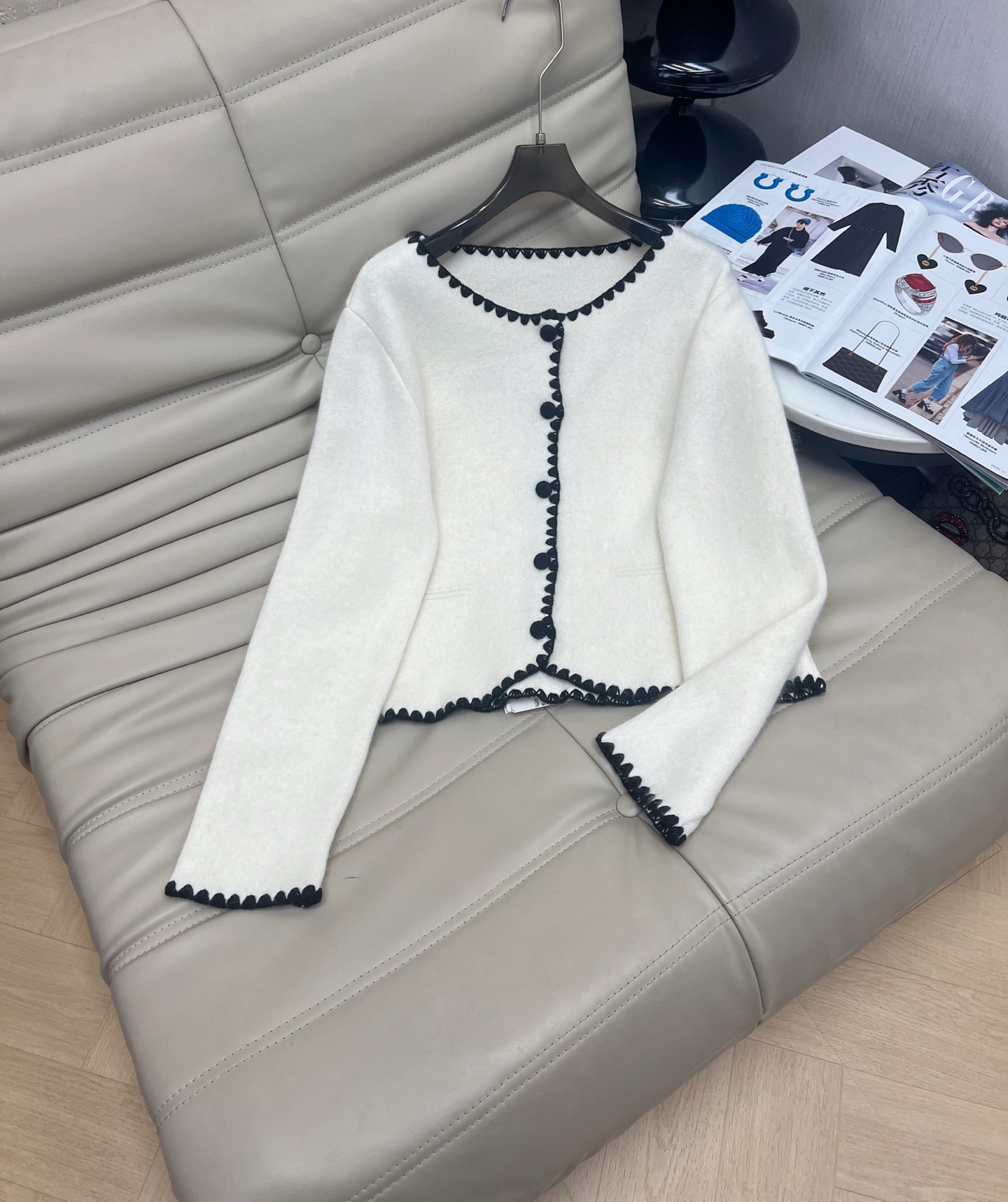 NO:568140,The latest autumn and winter Korean style small style contrasting color edge round neck long-sleeved wool cardigan jacket. The version is slim and slim. The fabric is delicate, soft and comfortable. Versatile style. Off-white. Size SML.M,,jackets & coats,alexander wang19860909最新款秋冬韩系小香风撞色边圆领长袖羊毛开衫外套 版型修身显瘦 面料细腻柔软舒适 百搭款 米白色 码数SML.M,,jackets & coats,alexander wang,Women's clothing