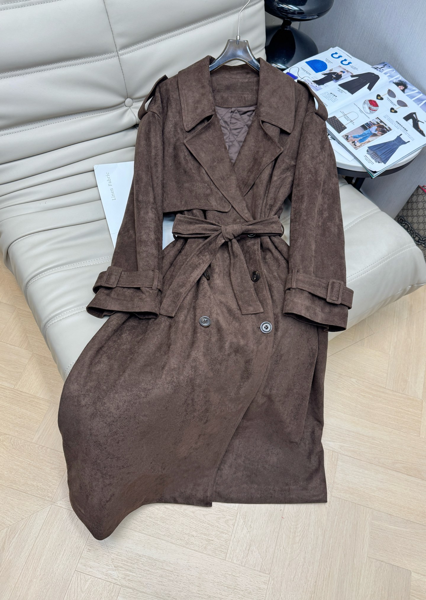 NO:569080,——New autumn and winter style, loose long windbreaker with strap design, lapel windbreaker jacket, lined with cotton, warm and thick, full of details ~ The silhouette design is inclusive and has a casual and cool feeling ~ The new favorite in the fashion industry, an easy-to-manage piece!  Two-color SML,,jackets & coats,alexander wang19860909——秋冬新款 绑带设计宽松长风衣,翻领风衣外套 里衬加棉 保暖厚实细节感满满～ 廓形设计包容性大自带随性飒爽感～时尚界的新宠 轻松驾驭的一件！两色SML,,jackets & coats,alexander wang,Women's clothing