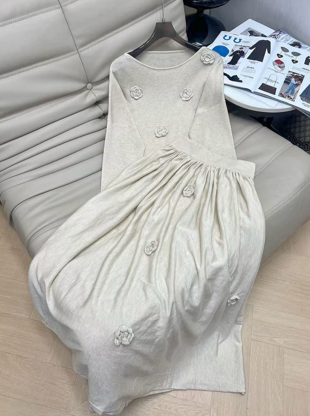 NO:569069,The latest wool and cashmere suit is here. Embroidered flower top and skirt suit. The fabric is soft and delicate, skin-friendly. The overall body is more refined and elegant. The upper body looks slim and very beautiful. Available in stock. 2 colors. Size SML M, skirts, alexander wang19860909最新款羊毛羊绒套装来袭 刺绣花朵上衣半裙套装 面料亲肤柔软细腻 整体比较精致优雅 上身显瘦很唯美 现货发 2色 码数SML M,,skirts,alexander wang,Women's clothing