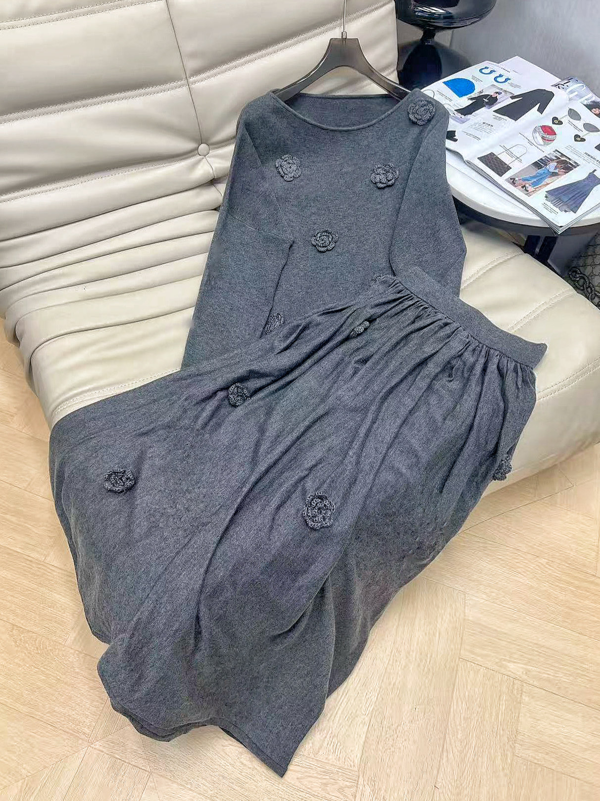 NO:569067,The latest wool and cashmere suit is here. Embroidered flower top and skirt suit. The fabric is soft and delicate, skin-friendly. The overall body is more refined and elegant. The upper body looks slim and very beautiful. Available in stock. 2 colors. Size SML, skirts, alexander wang19860909最新款羊毛羊绒套装来袭 刺绣花朵上衣半裙套装 面料亲肤柔软细腻 整体比较精致优雅 上身显瘦很唯美 现货发 2色 码数SML,,skirts,alexander wang,Women's clothing