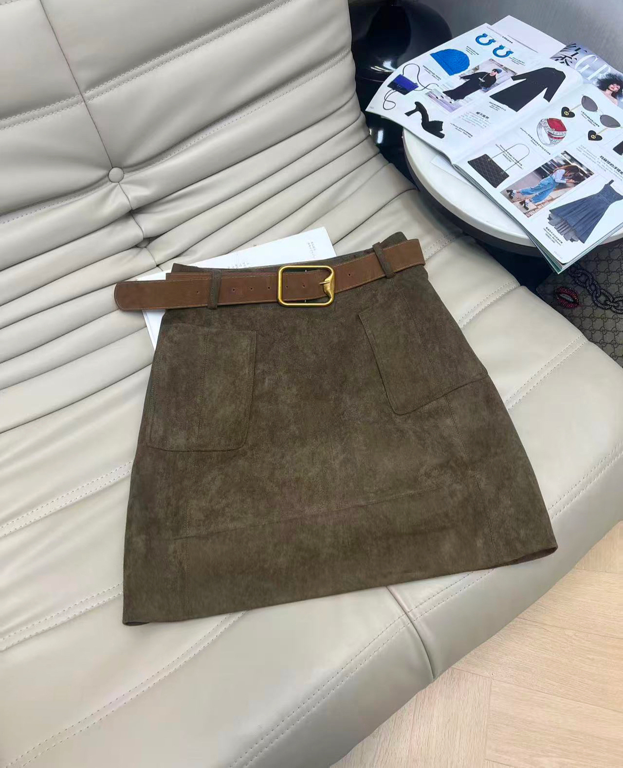 NO:569087,Winter's new high-waist slim Maillard retro buckskin skirt with a fashionable upper body. Hot girl's versatile A-line hip skirt with belt. Ready for sale. 2 colors S ML.,,skirts,alexander wang19860909球冬新款高腰显瘦美拉德复古鹿皮绒半身裙上身洋气时尚 辣妹百搭A字包臀裙配腰带 现货发售 2色 S ML.,,skirts,alexander wang,Women's clothing