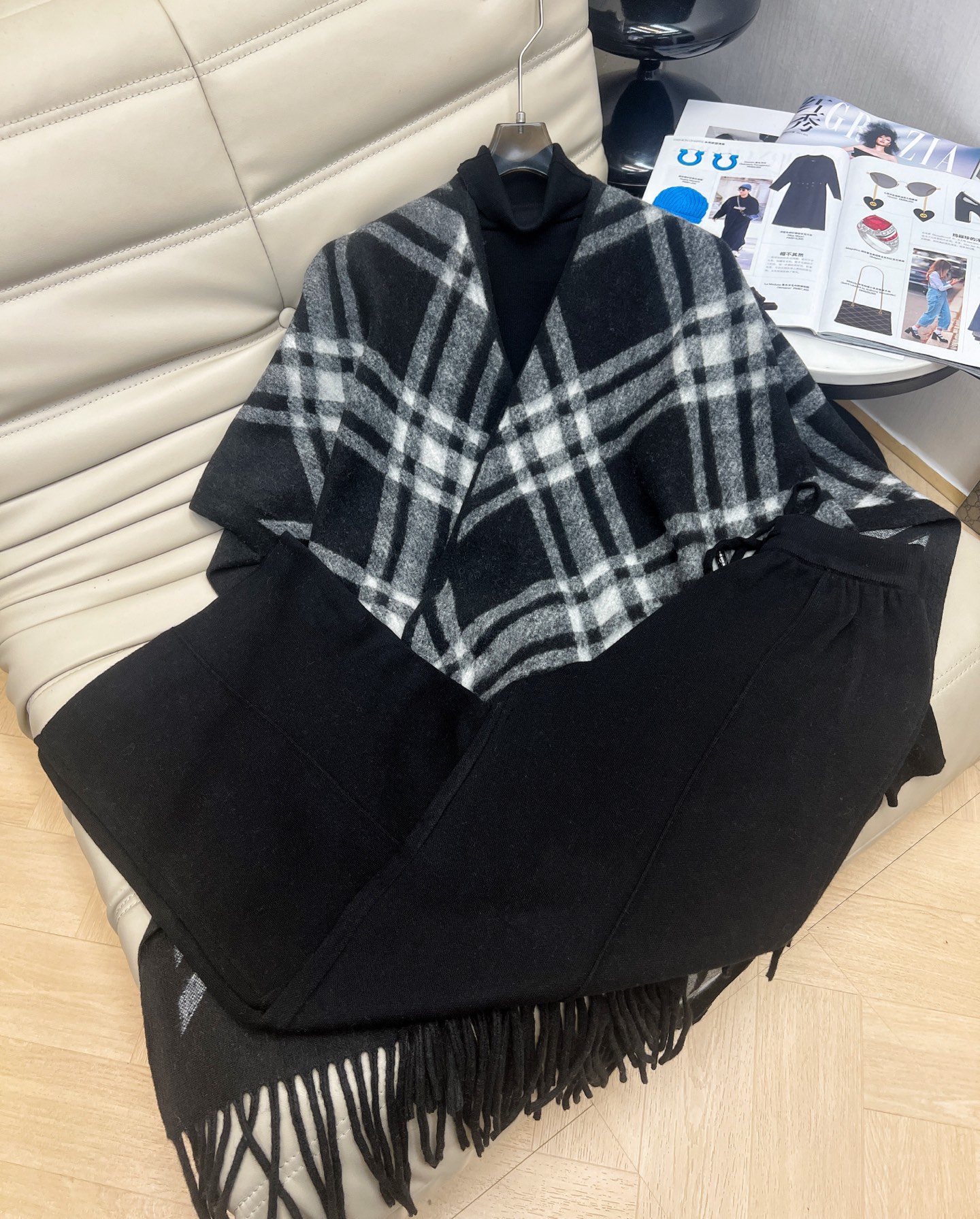 NO:576661,Suit shawl New style wool suit cape shawl three-piece set Autumn and winter atmosphere High-end contrasting tassel large scarf cape Worsted fine wool upper body is skin-friendly and soft Can be taken separately 2 colors SML, shawls, alexander wang19860909套装 披肩 新款 羊毛套装斗篷披肩三件套 秋冬氛围感 高级撞色流苏大围巾披风 精纺细羊毛上身亲肤柔软 可分开拿 2色 SML,,shawls,alexander wang,Women's clothing