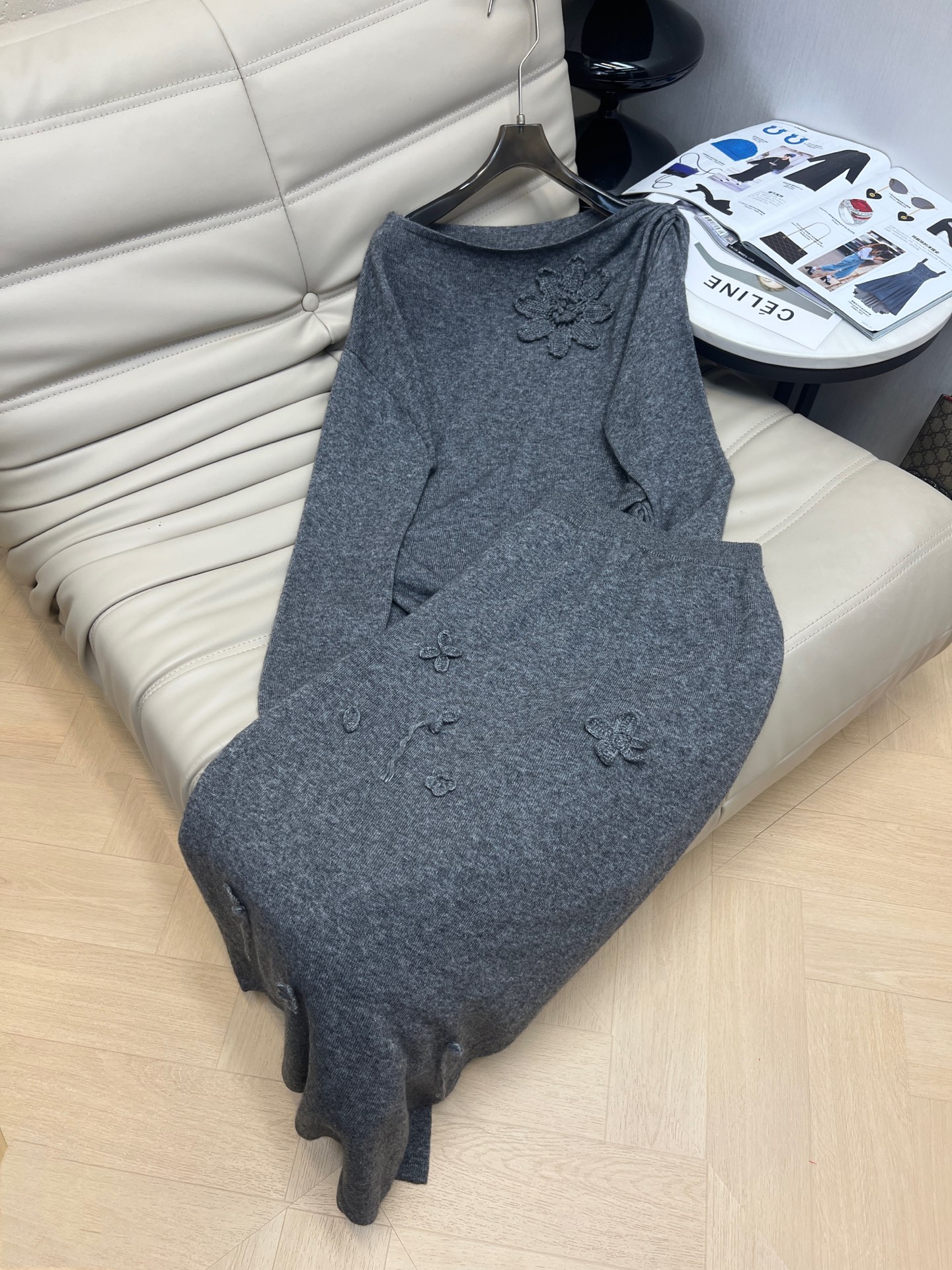 NO:576658,The latest silk wool suit is here. Embroidered flower round neck one-shoulder top and skirt suit. The fabric is skin-friendly, soft and delicate. The overall feeling is gentle, delicate and elegant. The upper body has a beautiful temperament. Available in stock. 2 colors. Size SML M, skirts, alexander wang19860909最新款丝羊毛套装来袭 刺绣花朵圆领一字肩上衣半裙套装 面料亲肤柔软细腻 整体感觉温柔精致优雅 上身气质唯美 现货发 2色 码数SML M,,skirts,alexander wang,Women's clothing