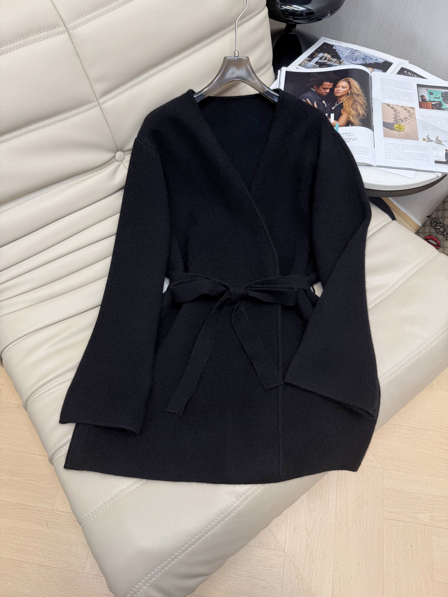 NO:577522,Tops and trousers are the latest autumn and winter mid-length V-neck lace-up wool cardigan. It can be paired with wool trousers. It is very high-end and slimming. The fabric is soft and skin-friendly and very comfortable. It is a must-have for autumn and winter. Available in 2 colors, black and white. Size SML, alexander wang19860909上衣裤子最新款秋冬中长款V领系带羊毛开衫 可搭配羊毛裤一套非常高级又显瘦噢 面料亲肤细腻柔软可太舒服啦 简直是秋冬的必备品 2色发售 黑色 白色 码数SML,,alexander wang,Women's clothing