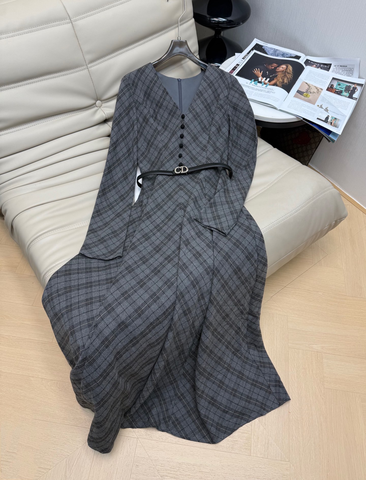 NO:577518,The latest V-neck wool plaid long Korean style dress for autumn and winter. Single-breasted design with CD belt. The overall shape is slim and elegant. Full of high-end. Must-have item for autumn and winter. Single color. Size SML.M, skirts, alexander wang19860909秋冬最新款V领羊毛格子长款韩系连衣裙 单排扣设计配CD腰带整体版型显瘦大气 高级感满满的 秋冬必备单品 单色 码数SML.M,,skirts,alexander wang,Women's clothing