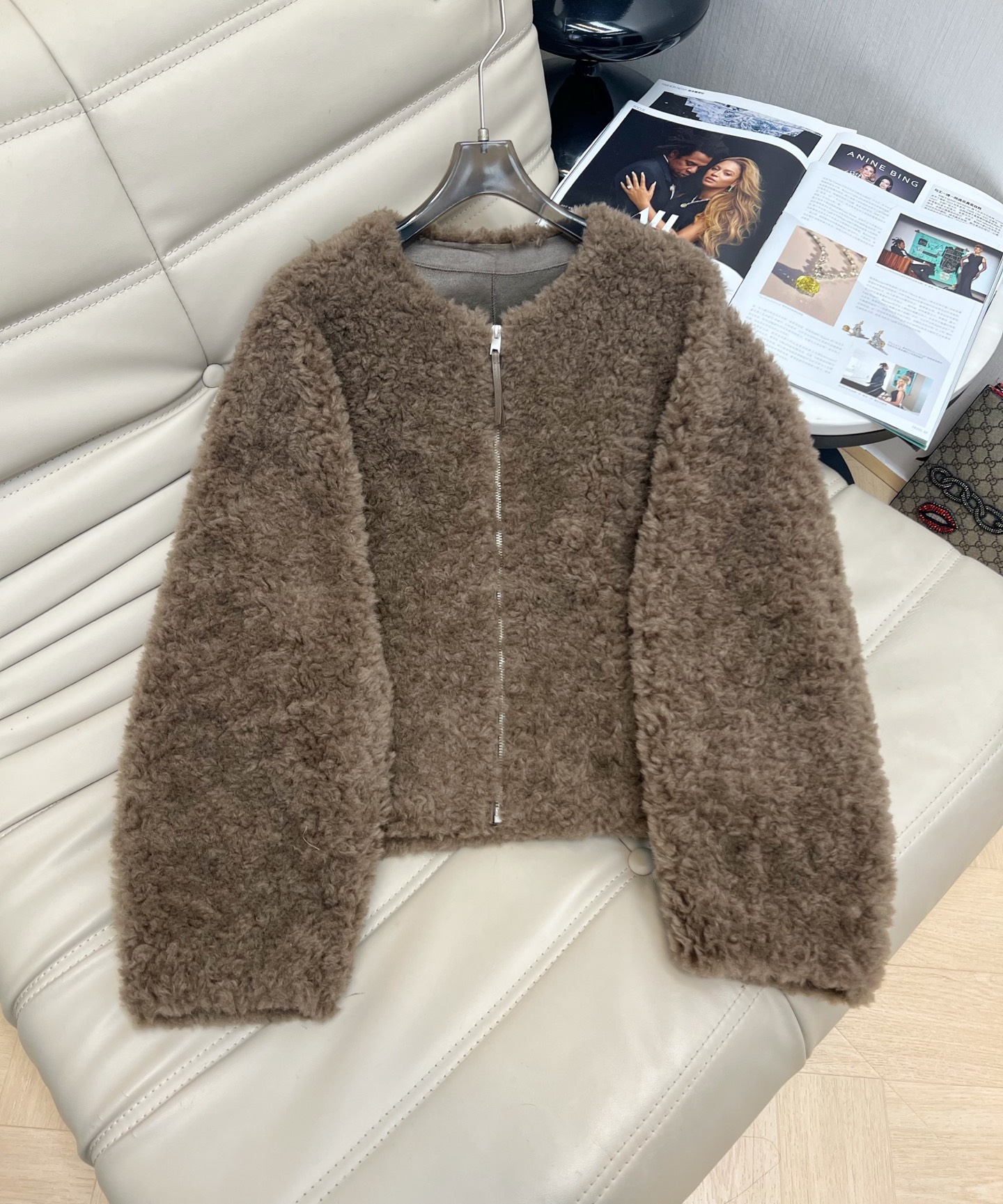 NO:578046,The latest lamb fur all-in-one round neck mid-length zippered jacket. Loose fit does not pick on your figure. The upper body is high-quality and loose. Whoever wears it will look better. No matter skin color. Ready for sale. 3 colors SML.M,,jackets & coats,alexander wang19860909最新款羊羔毛皮毛一体圆领中长款拉链外套 宽松版型不挑身材 上身高级带松弛感 谁穿谁好看 不挑肤色 现货发售 3色SML.M,,jackets & coats,alexander wang,Women's clothing