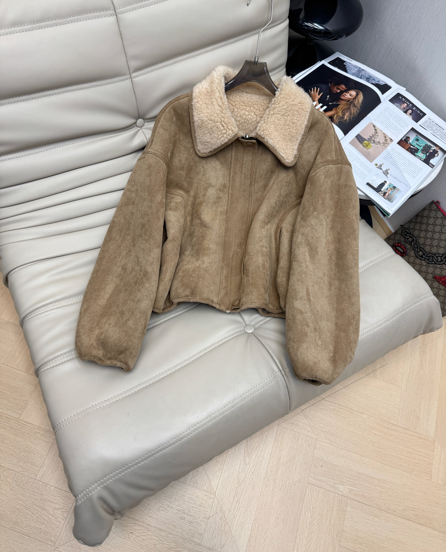 NO:578052,The latest autumn and winter fur one-piece deerskin and lambswool coat. Lapel design. The upper body is warm and fashionable. This year's super popular style. Loose fit. Not picky about any figure. Versatile. Full of high-end feel. Ready for sale. 2 colors SML M,,jackets & coats,alexander wang19860909秋冬最新款皮毛一体鹿皮绒羊羔毛外套 翻领设计 上身保暖又时尚今年超流行的一款 宽松版型 不挑身材 百搭款 高级感十足 现货发售 2色SML M,,jackets & coats,alexander wang,Women's clothing
