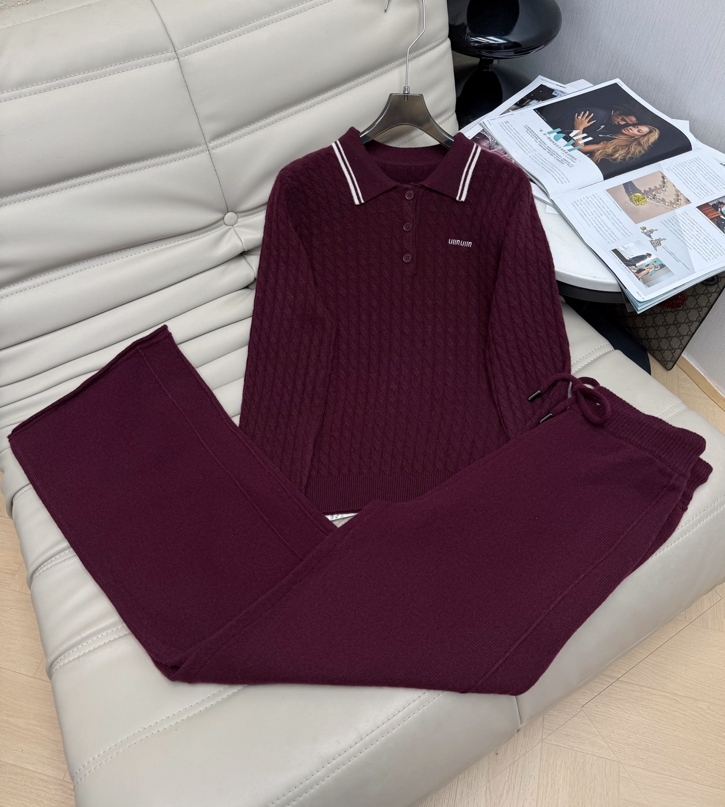 NO:578522,New style lapel twist wool sweater and high-waisted trousers, two-piece set. The selected wool fabric is super soft and waxy. The design is durable and simple. It is simple and stylish. Pair it with the same series of trousers. Sports and leisure college style ~ can be worn alone or layered. SML M,,alexander wang19860909新款 翻领麻花羊毛针织衫高腰长裤 两件套 精选的羊毛面料超级软糯,耐看的版型设计 简约又有格调,搭配同系列长裤 运动休闲学院风～单穿或叠穿都很有调调.SML M,,alexander wang,Women's clothing