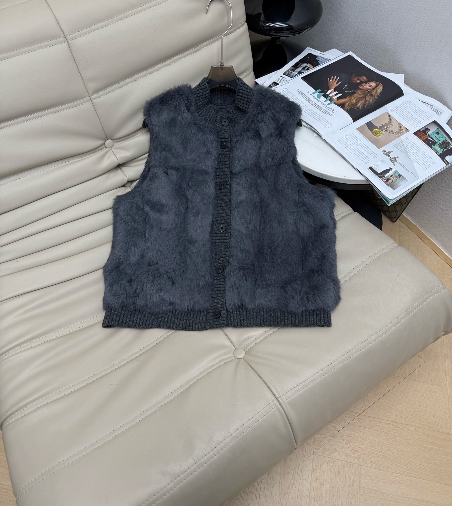 NO:686544,2025 Autumn and Winter Retro Spliced ​​Knitted Rex Rabbit Fur Vest. High-end, warm and layered base. Button design can be worn open. Excellent fit. The upper body is fashionable. 2 colors. Size: SML M,,198609092025秋冬复古拼接针织獭兔毛马甲 高级感气质保暖叠穿打底 纽扣设计可敞开穿 版型绝好 上身洋气时尚 2色 码数SML M,,,Women's clothing