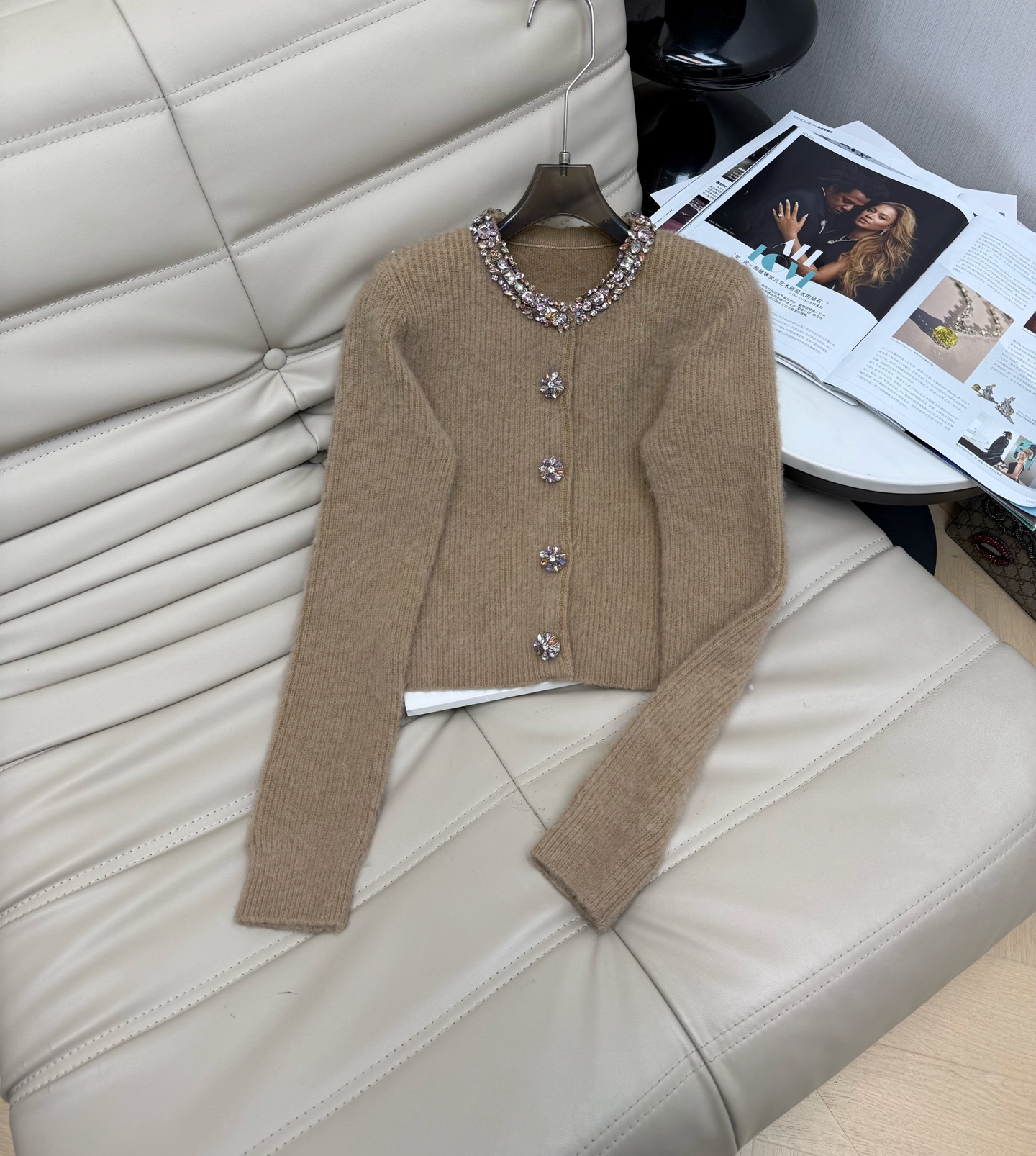 NO:579233,2025 Autumn and Winter New Style Alpaca Wool Round Neck Cardigan Top Light Luxurious Color Beading and Rhinestone Design Heavy Industry Style Sweet and Elegant Upper Body Ready for Sale Monochrome SML M,,alexander wang198609092025秋冬新款小香风羊驼毛圆领开衫上衣轻奢彩色钉珠水钻设计 重工款 上身甜美优雅 现货发售 单色 SML M,,alexander wang,Women's clothing