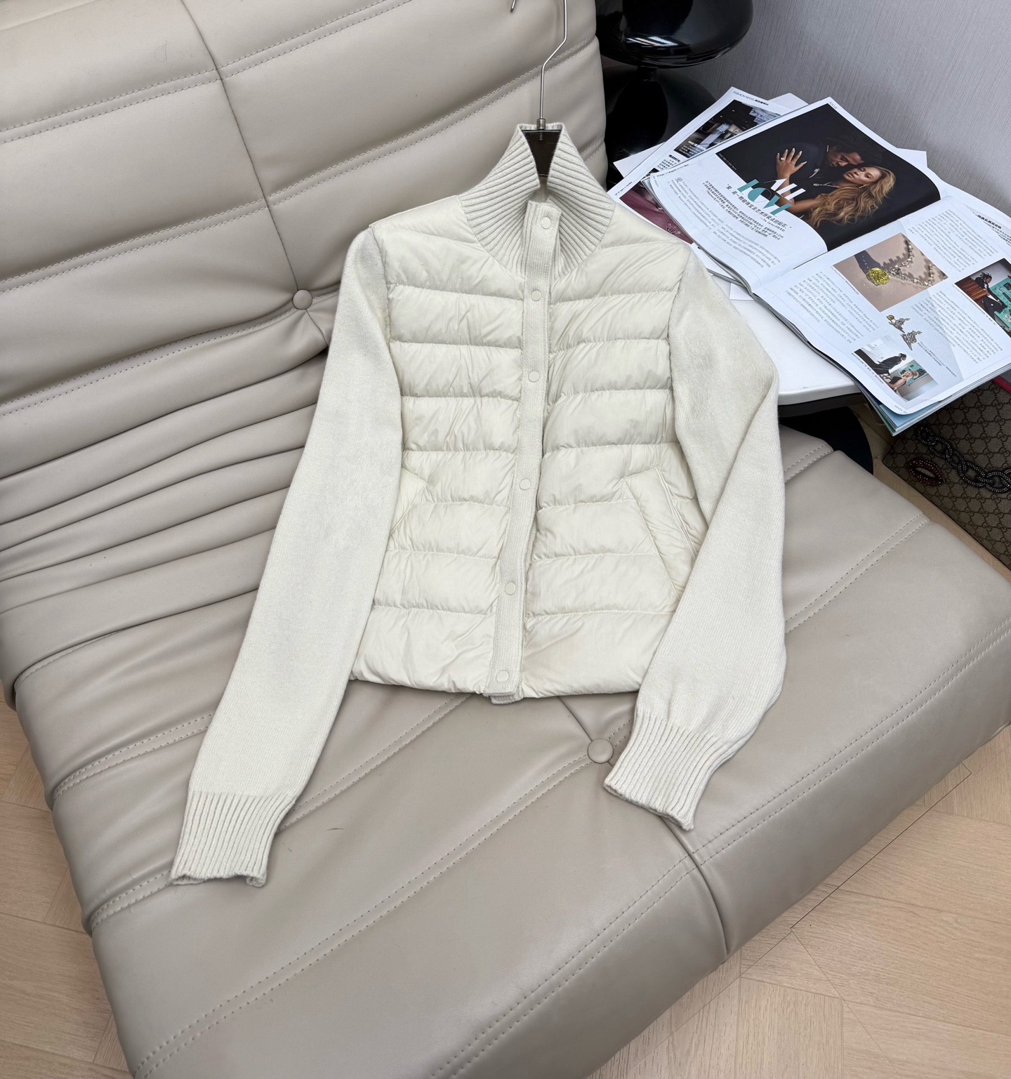 NO:586764,Equipped with dust bag, the latest wool splicing knitted stand-collar short down jacket. Korean style 90 white duck down is light and thin. Single-breasted design. The upper body does not look bulky and keeps warm. One piece can last the whole winter. Super running volume. 4 colors. Size SML MC,,down jacket,alexander wang19860909配防尘袋最新款羊毛拼接针织立领短款羽绒服 韩版90白鸭绒轻薄 单排扣设计 上身不显臃肿又保暖 单件可过整个冬天哦 超级跑量款 4色 码数SML MC,,down jacket,alexander wang,Women's clothing