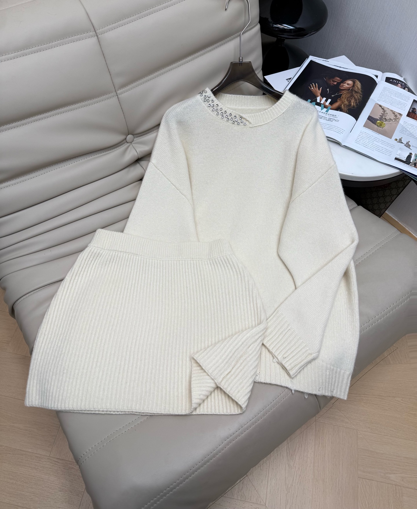 NO:579539,Exclusive first release of 2025 new style - the latest relaxed wool suit for autumn and winter. Lazy round neck beaded loose sweater + high waist pleated skirt. Two-piece set. Imported wool yarn fabric. Simple and elegant lazy version. Durable. Warmth and appearance are both online~~ The most practical and versatile boutique. High-end everyday layering in autumn and winter!  !  Super stretchy, not flattering on your figure, 2 color codes, SML.,,skirts,sweaters,alexander wang19860909独家首发 2025新款———秋冬最新款松弛羊毛套装 慵懒圆领钉珠宽松毛衣+高腰百褶短裙 两件套 进口羊毛纱线面料 简约大气慵懒版型 经久耐穿 保暖度和颜值却都在线～～最实穿百搭的精品 秋冬叠穿日常高级！！超大弹力不挑身材 2色码数SML.,,skirts,sweaters,alexander wang,Women's clothing