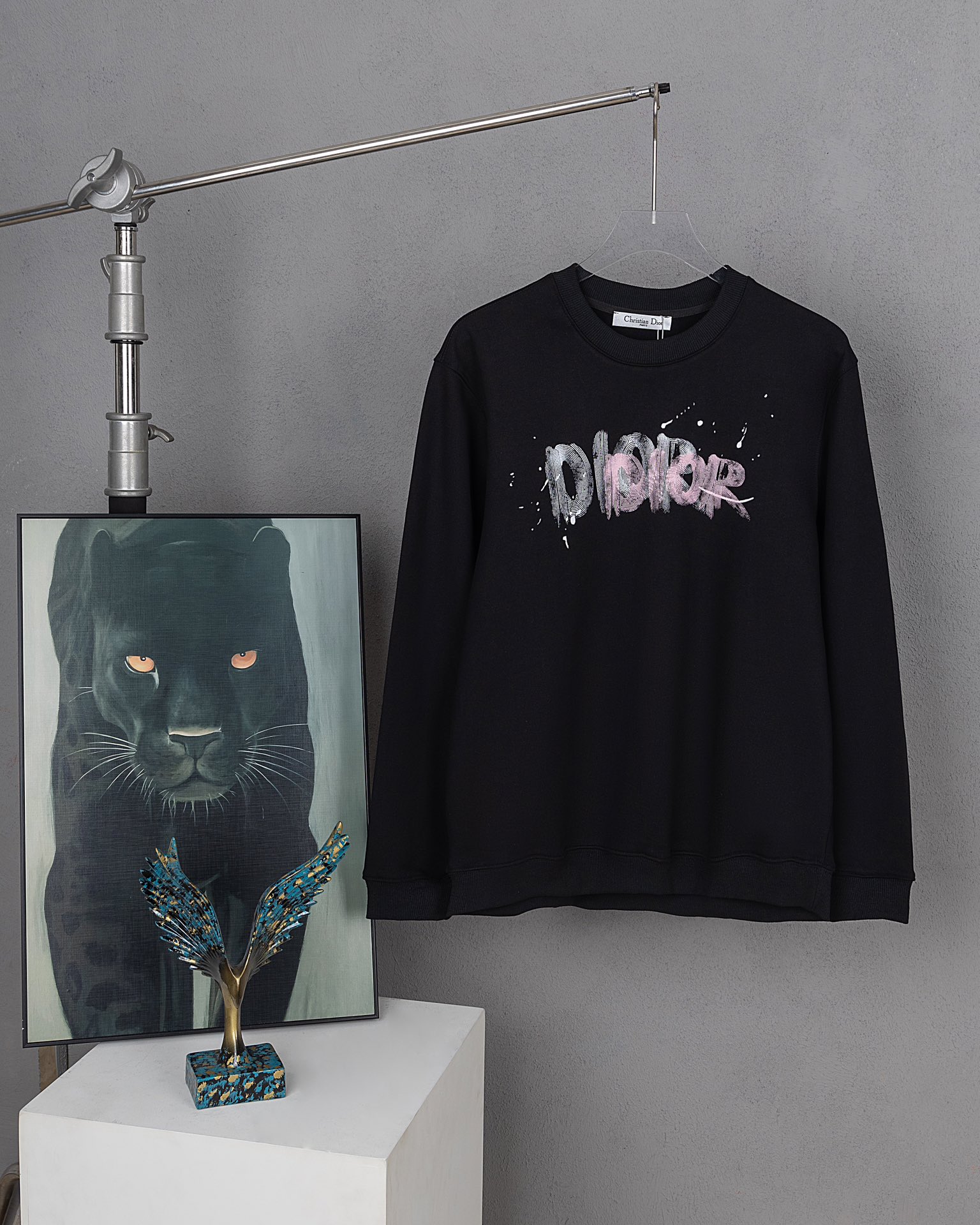 Dior Sudadera con cuello redondo y letras estampadas con grafitis de colores DIOR, el mismo estilo en los mostradores D…
