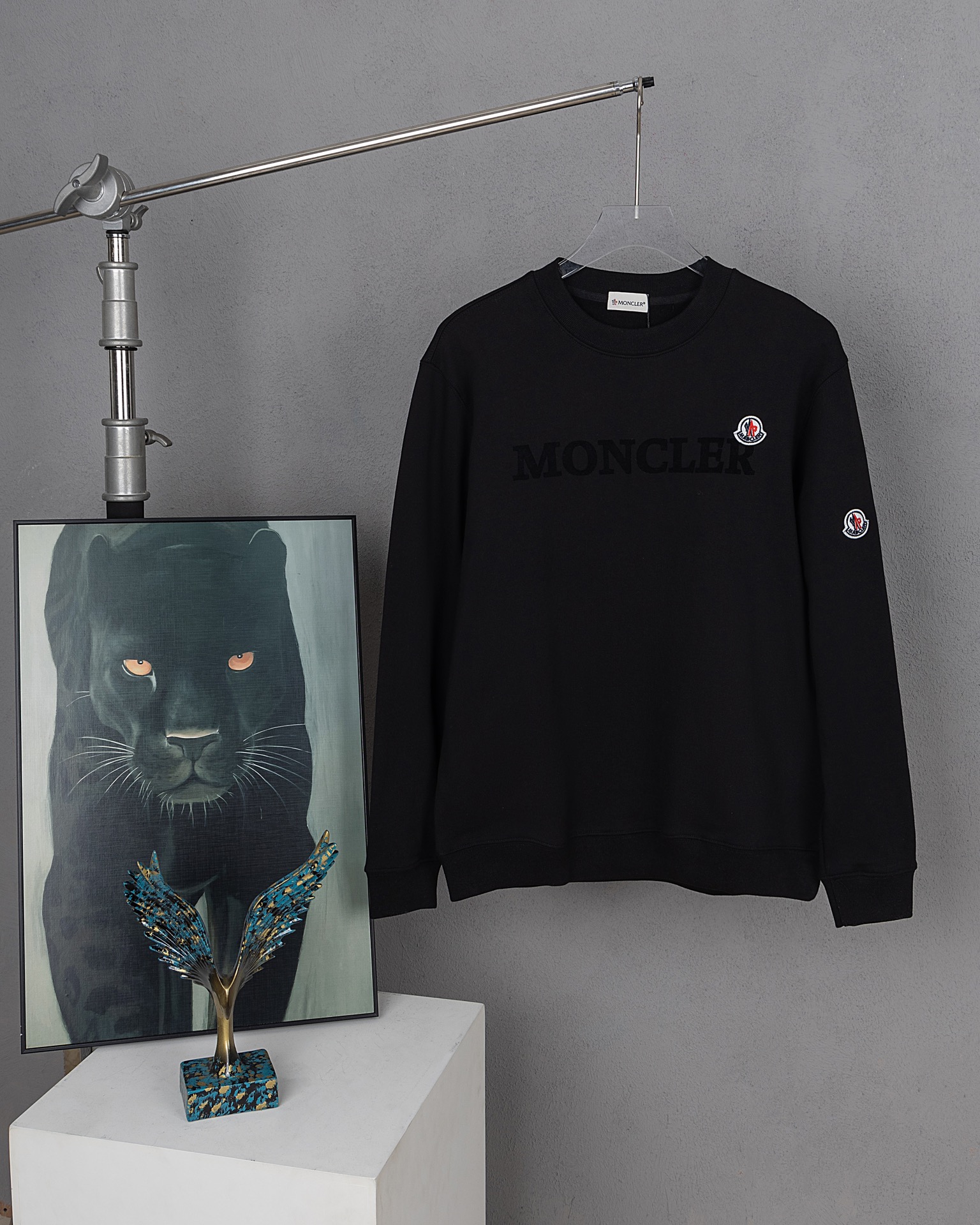 Sudadera con cuello redondo de Mongkol con pequeña etiqueta de letras en relieve, mismo modelo que en la tienda oficial…