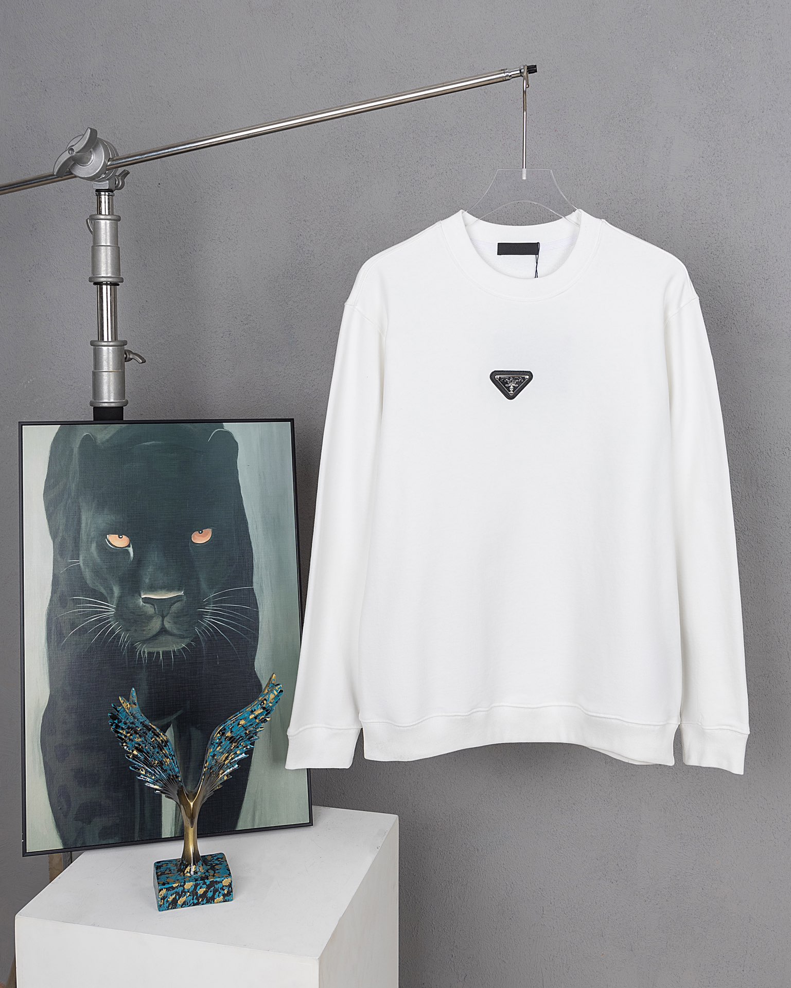 Sudadera con capucha de cuello redondo con logo pequeño descentrado en el pecho PRADA mismo modelo de tienda oficial, u…