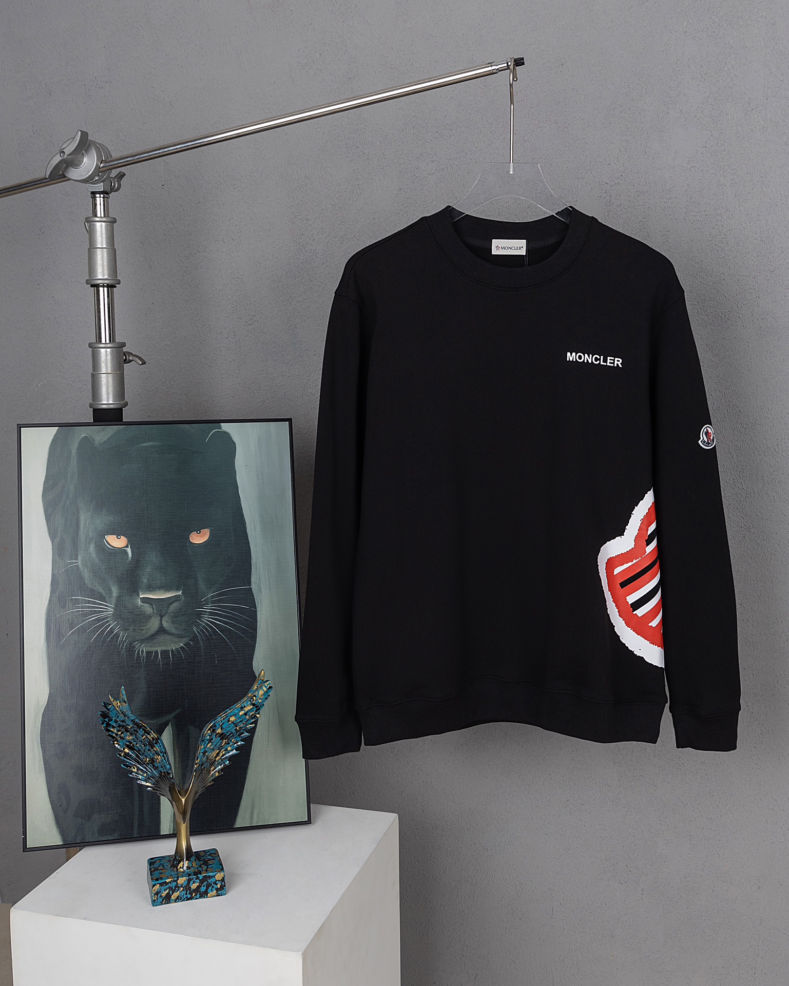 Sudadera con cuello redondo de Mongkol con gran etiqueta lateral impresa, mismo modelo que en la tienda oficial de MONC…