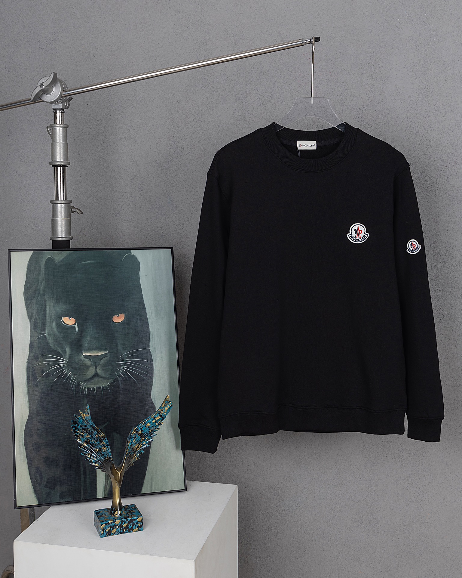 Sudadera con cuello redondo de Mongkol con pequeña etiqueta en el pecho, mismo modelo que en la tienda oficial de MONCL…