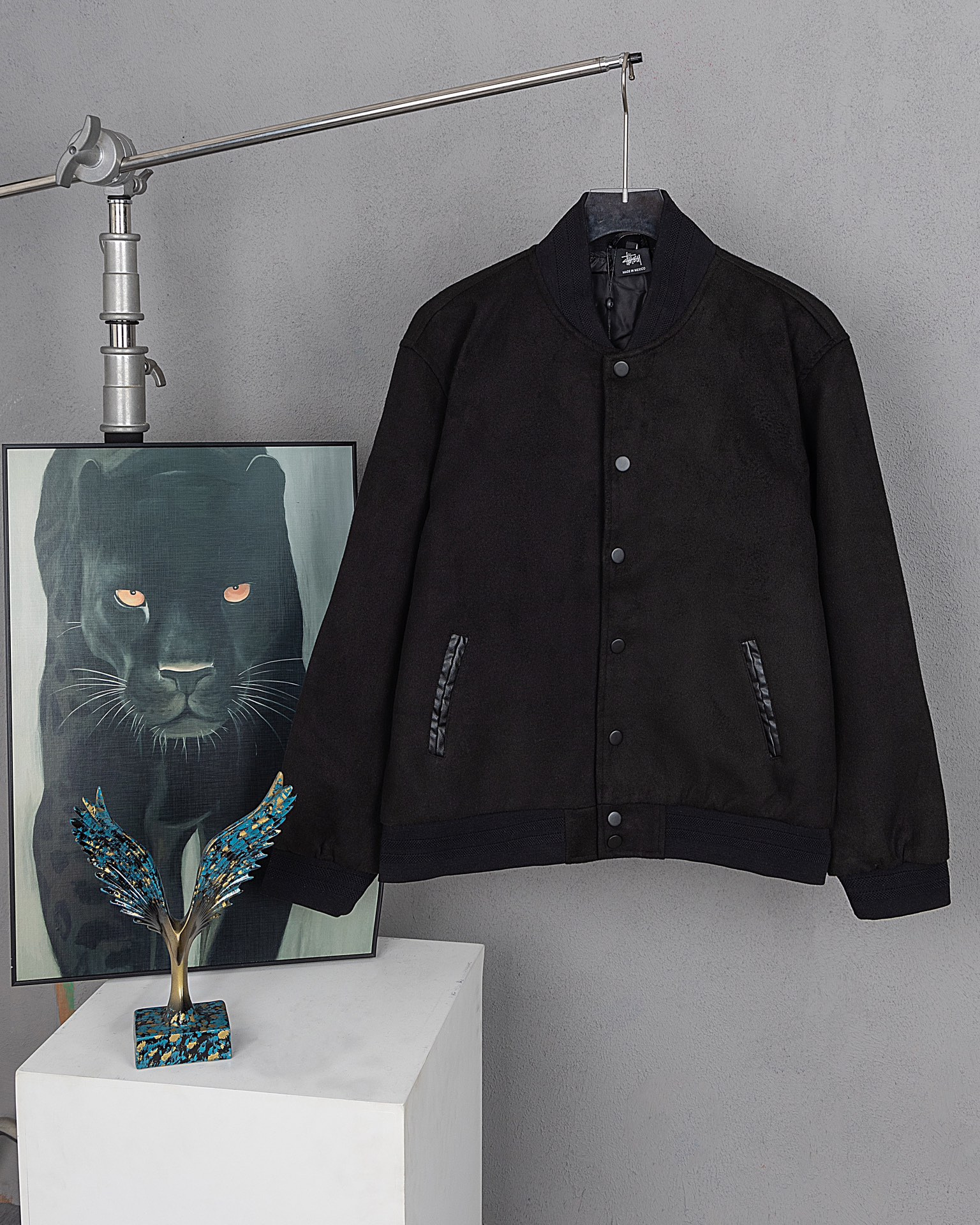 Chaqueta de lana con botones y letras de felpa en la espalda de Stussy, mismo modelo que en la tienda oficial…