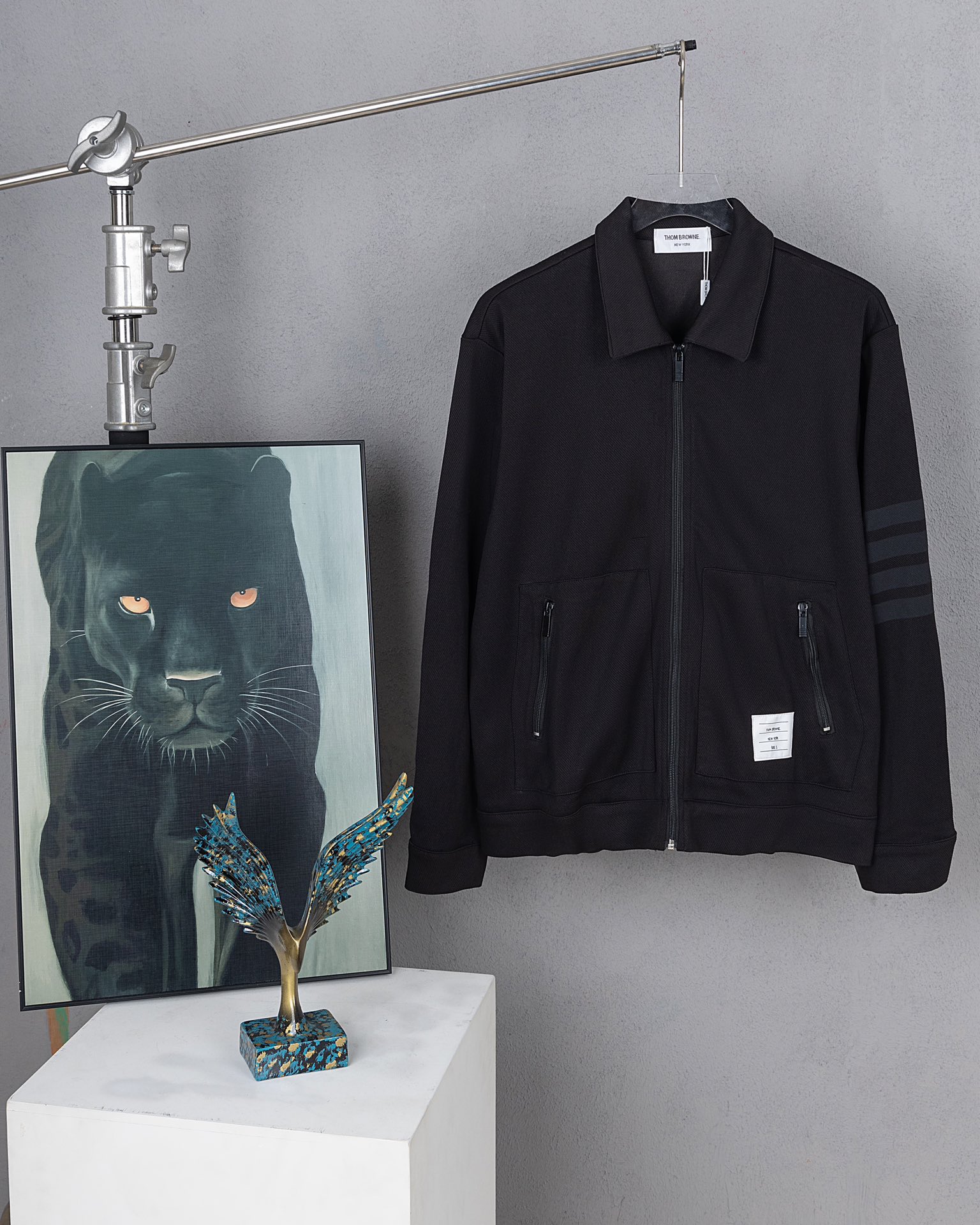 Chaqueta cruzada TOM TB de Thom Browne, misma versión de tienda. Confeccionada en tejido de sarga de algodón, con crema…