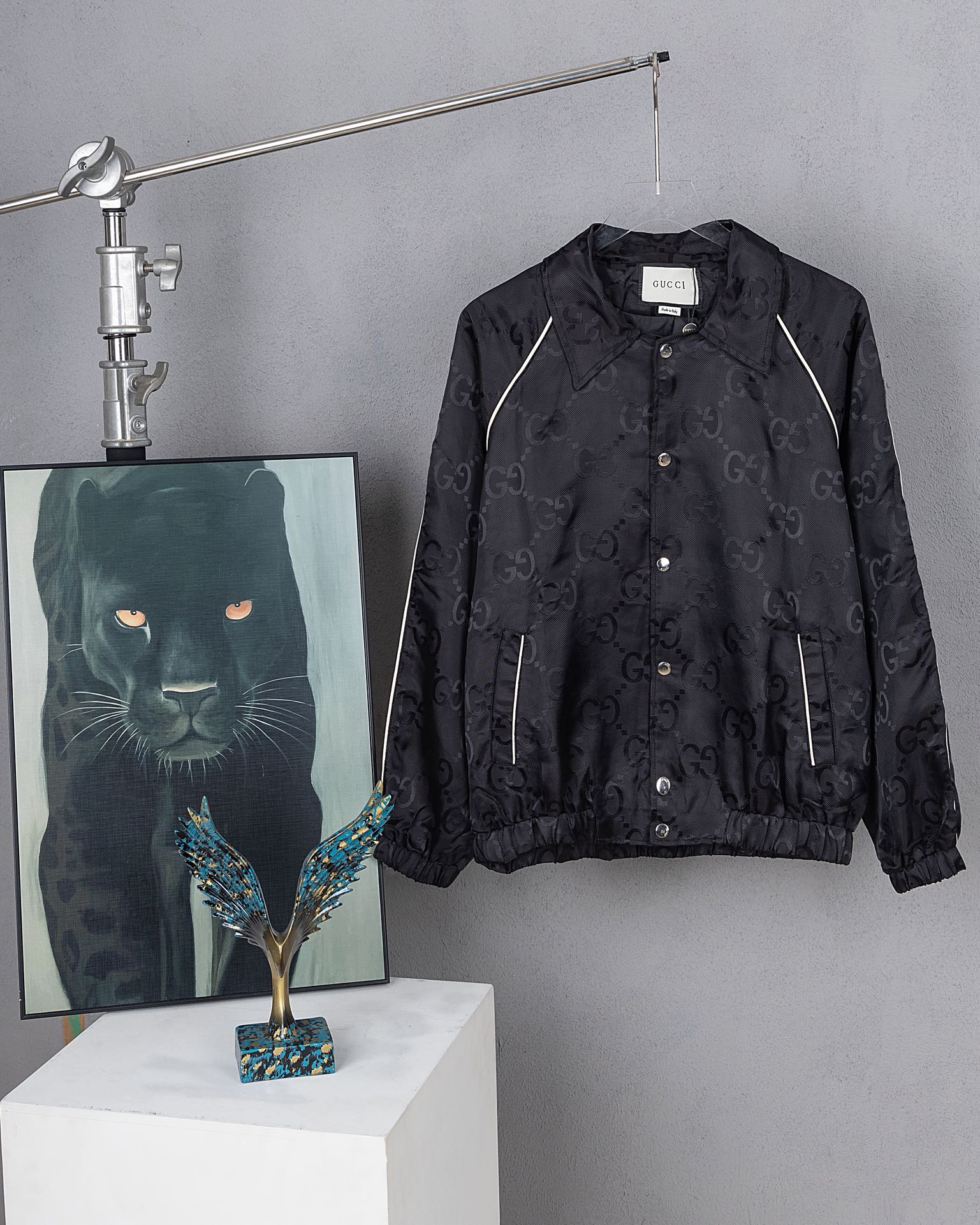 Gucci patrón oscuro doble G Chaqueta con cuello solapa Mismo estilo que en tiendas GUCCI Hecha con seda fina y trabajo …