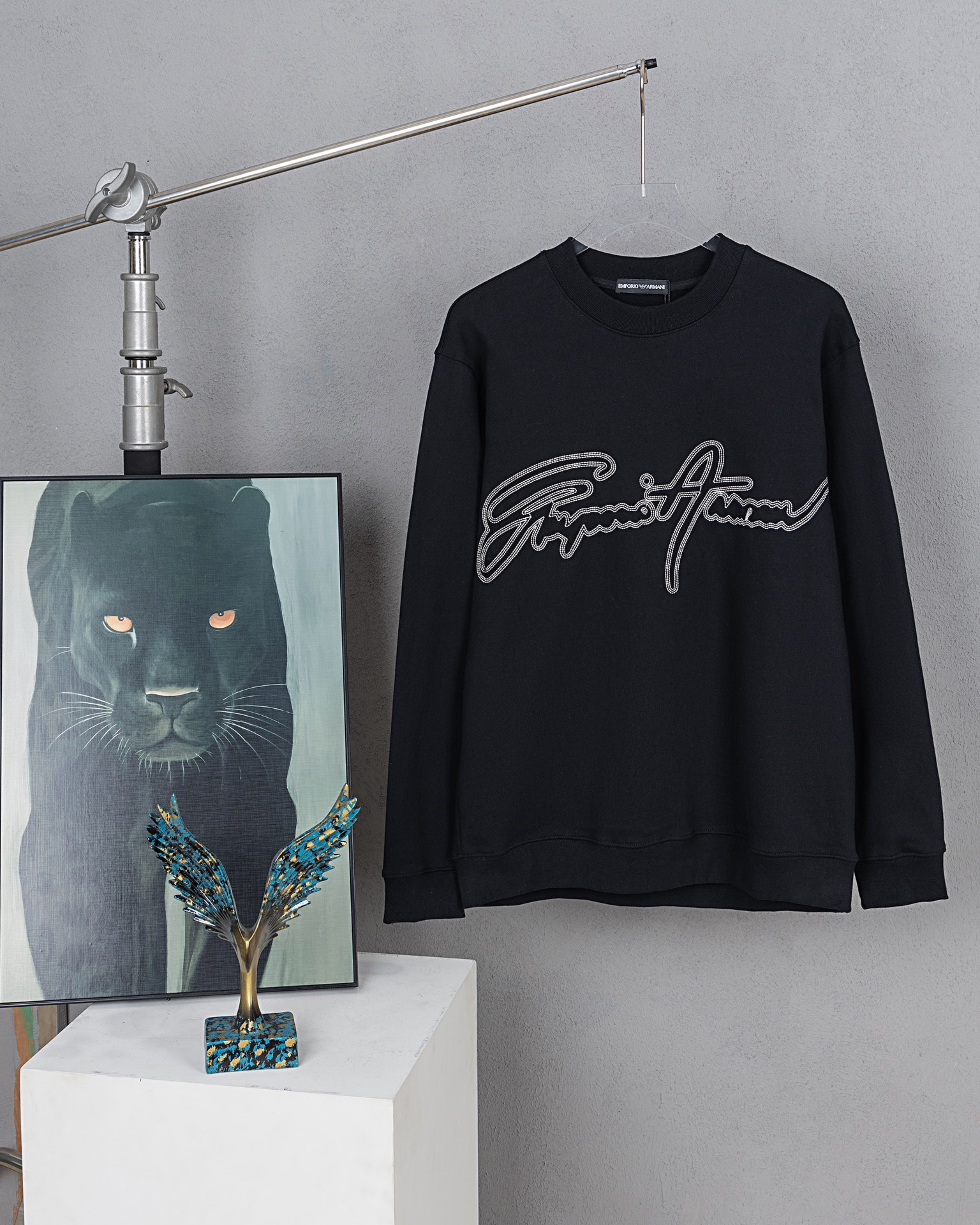 Sudadera con capucha de cuello redondo con firma bordada de Armani GIORGIO ARMANI, mismo estilo que en tiendas, utiliza…