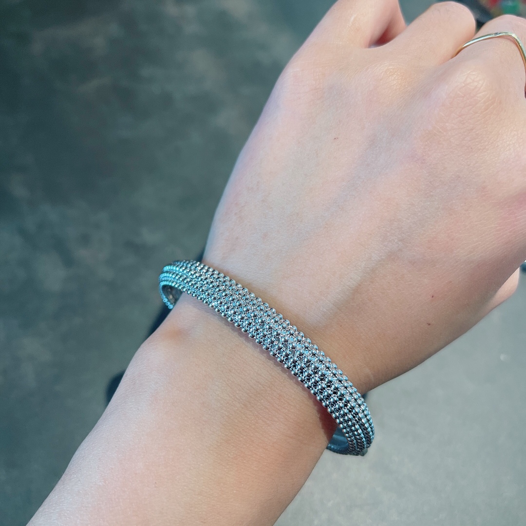 “VCA Bracelet Reveals Intricate Van Cleef & Arpels Cyclops Design Details” - 图片 9