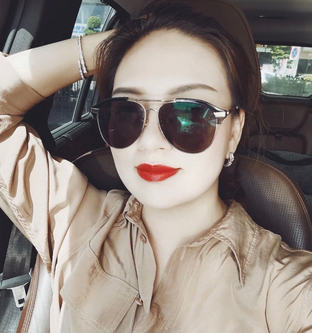 精工版本BVLGARI宝格丽蛇耳钉以令人沉醉的绝妙设计捕捉SerPenti的魅力诱惑和迷人的性感以此向其