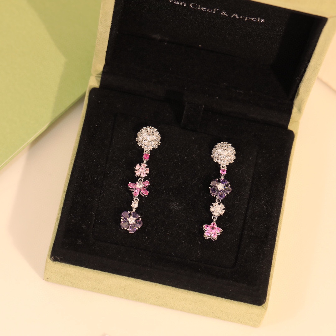 Title: VCA Bouquet Earrings in Gold and Silver with Unique Earplug Design Summary: VCA earrings feature 18k gold, silver needles, and a distinctive suffocated earplug - 图片 5