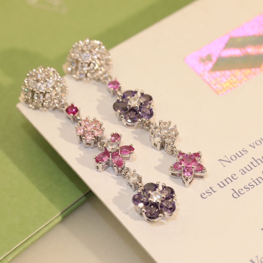Title: VCA Bouquet Earrings in Gold and Silver with Unique Earplug Design Summary: VCA earrings feature 18k gold, silver needles, and a distinctive suffocated earplug - 图片 4