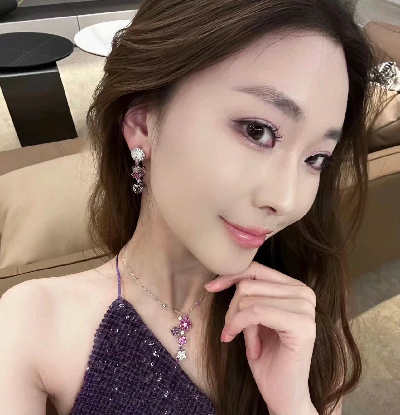 Title: VCA Bouquet Earrings in Gold and Silver with Unique Earplug Design Summary: VCA earrings feature 18k gold, silver needles, and a distinctive suffocated earplug - 图片 7