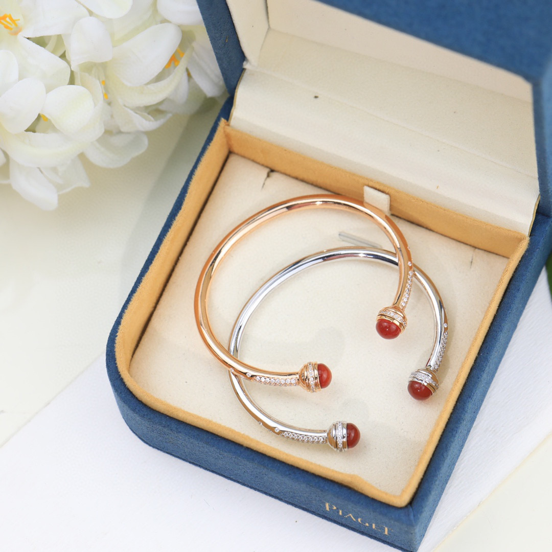 Exquisite Count’s Jeweled Bracelets with Rotating Feature, Perfect for V Gold Ensemble. - 图片 5