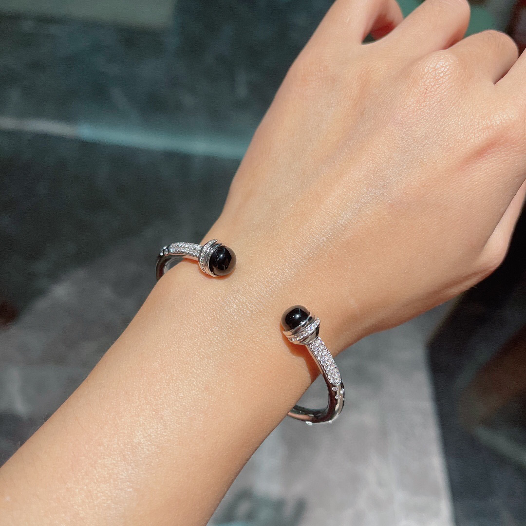 “Unique Beauty: Monochrome Teacher Logo with Thick 750 Gold Plating” - 图片 8