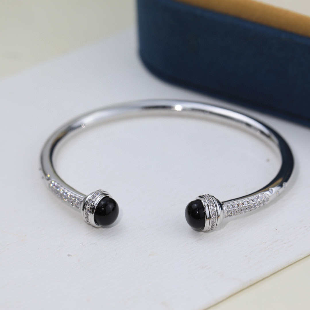 “Unique Beauty: Monochrome Teacher Logo with Thick 750 Gold Plating” - 图片 6