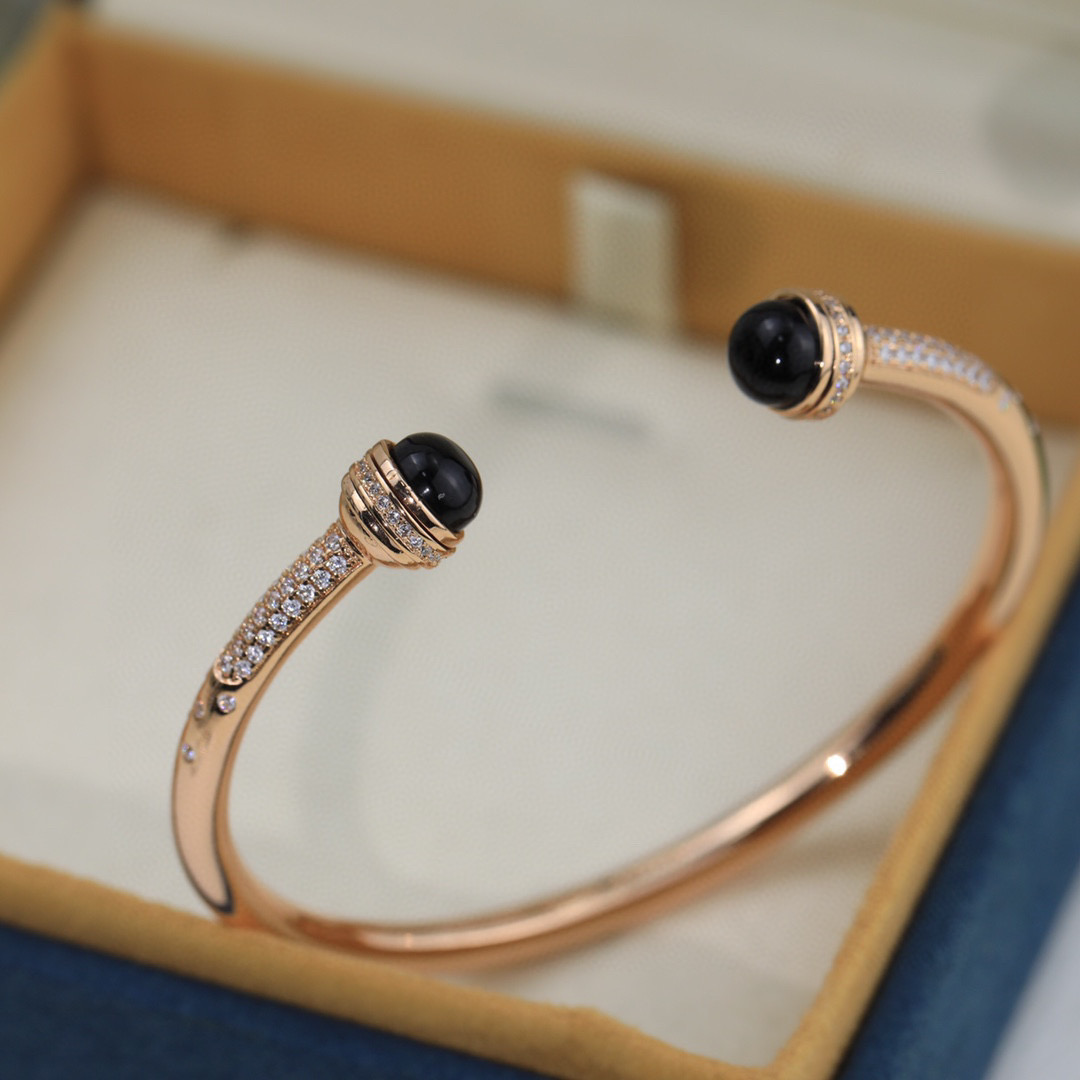 “Unique Beauty: Monochrome Teacher Logo with Thick 750 Gold Plating” - 图片 4