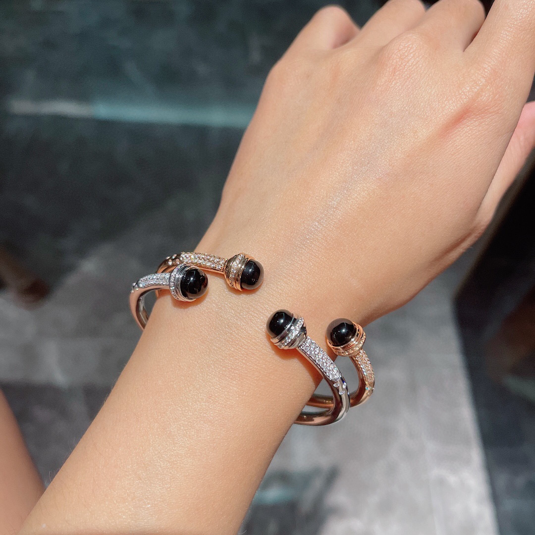 “Unique Beauty: Monochrome Teacher Logo with Thick 750 Gold Plating” - 图片 3