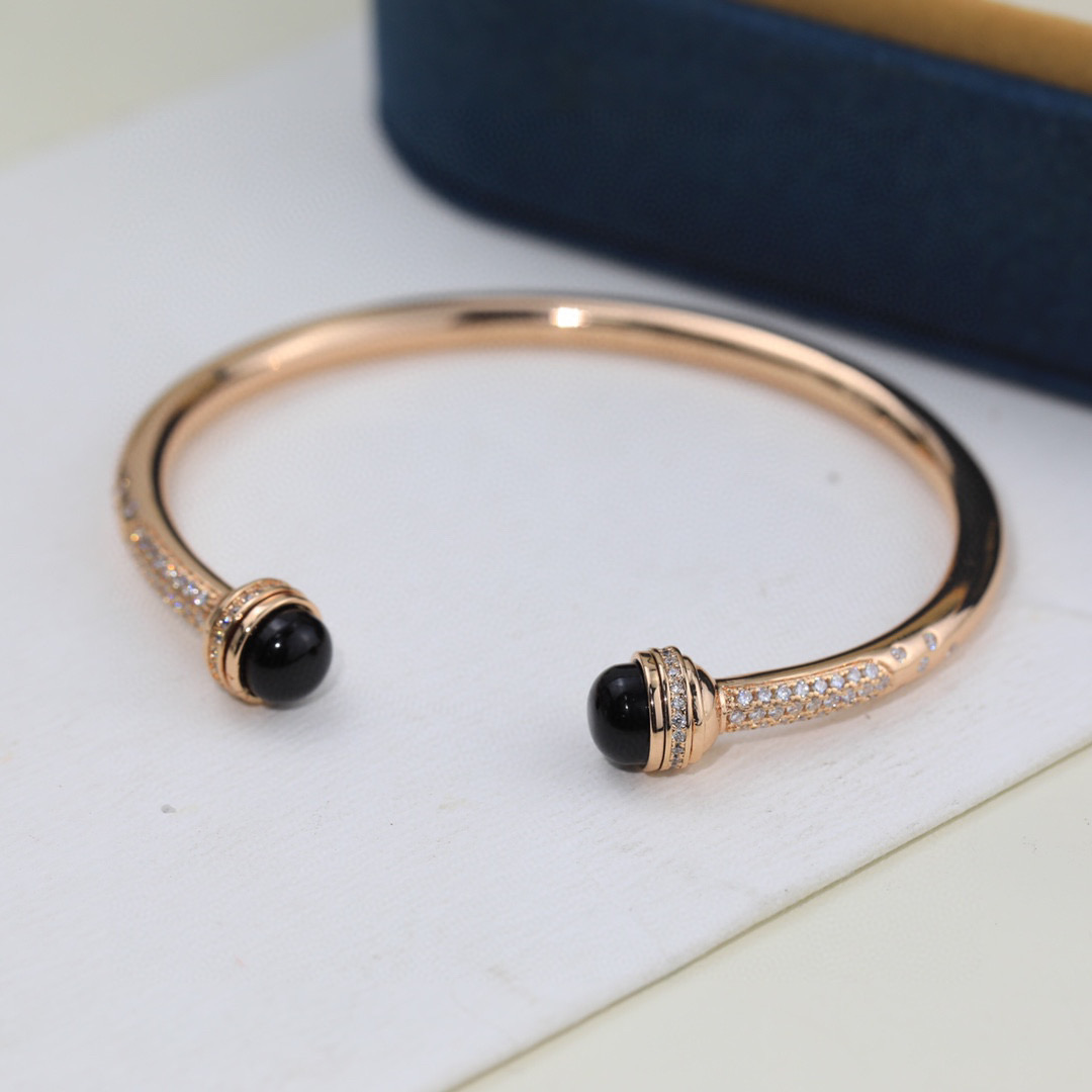 “Unique Beauty: Monochrome Teacher Logo with Thick 750 Gold Plating” - 图片 7