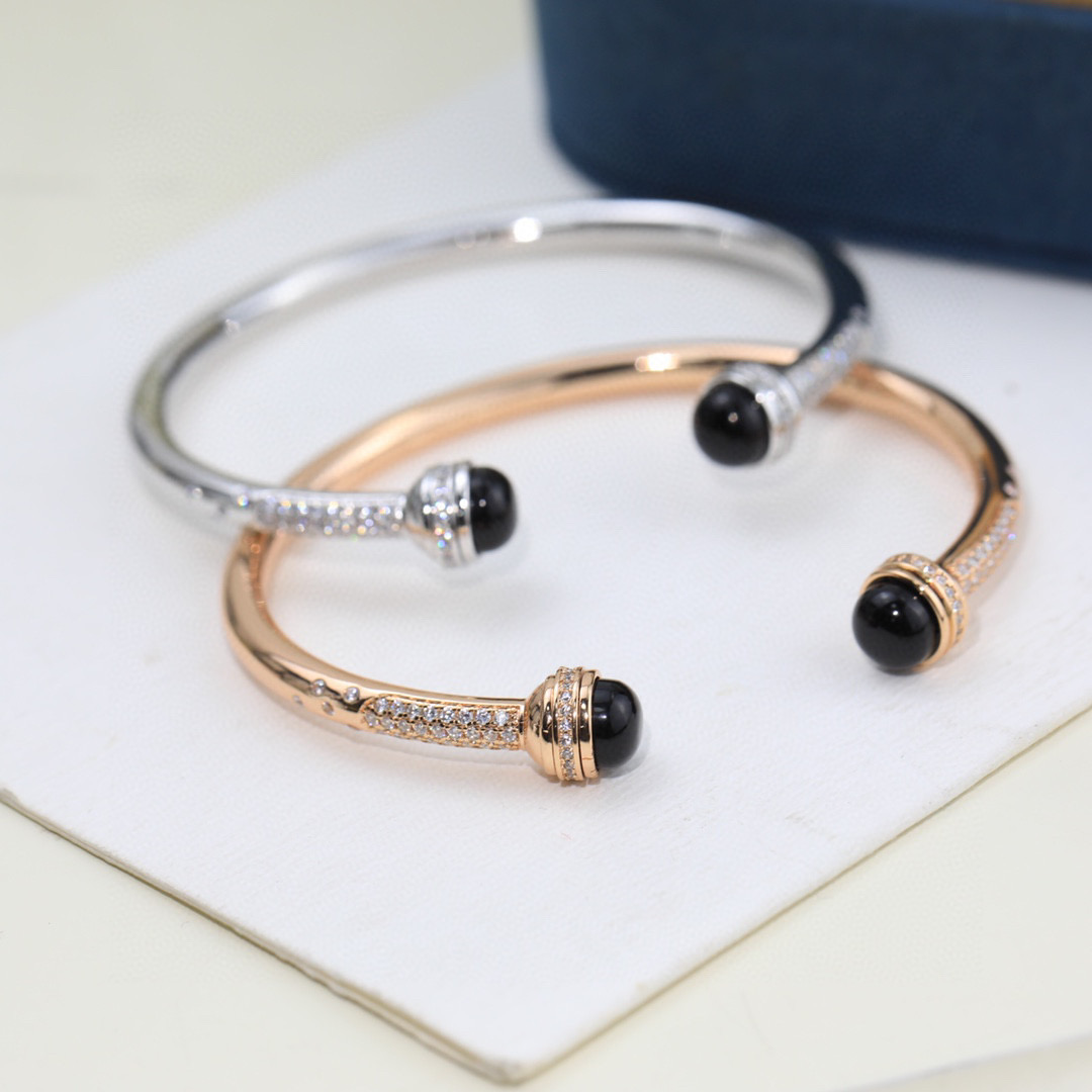 “Unique Beauty: Monochrome Teacher Logo with Thick 750 Gold Plating” - 图片 2