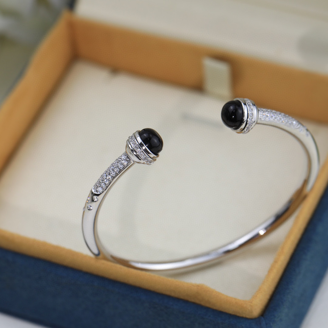 “Unique Beauty: Monochrome Teacher Logo with Thick 750 Gold Plating” - 图片 5