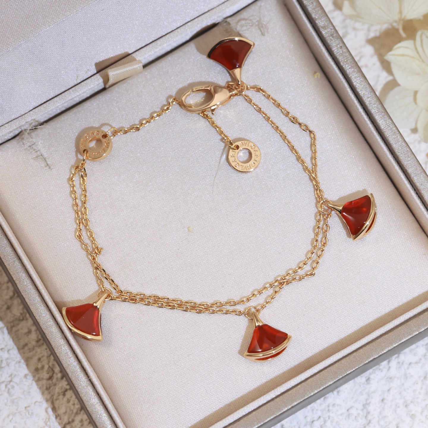 💰280 精工版本👼】Bvlgar*宝格丽 双面贝壳.玛瑙四花手链  [色][色][色]diva系列 高端定制火爆✨✨..一比一....高品质 V金材质 电镀18k彩宝扇形裙子手链 奢侈美丽晚宴必备.价格漂亮....高尚大气..✨✨好美腻..百搭款 玫瑰金！原版手工扣！双面贝壳！