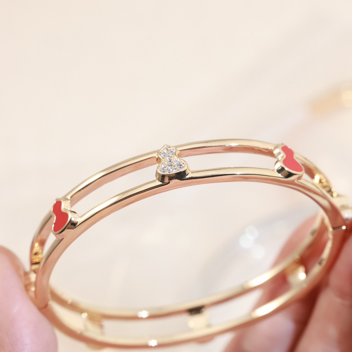“Qeelin Unveils Superstar Wiulu Collection with Fine Zifu Bracelet in Rose Gold” - 图片 9