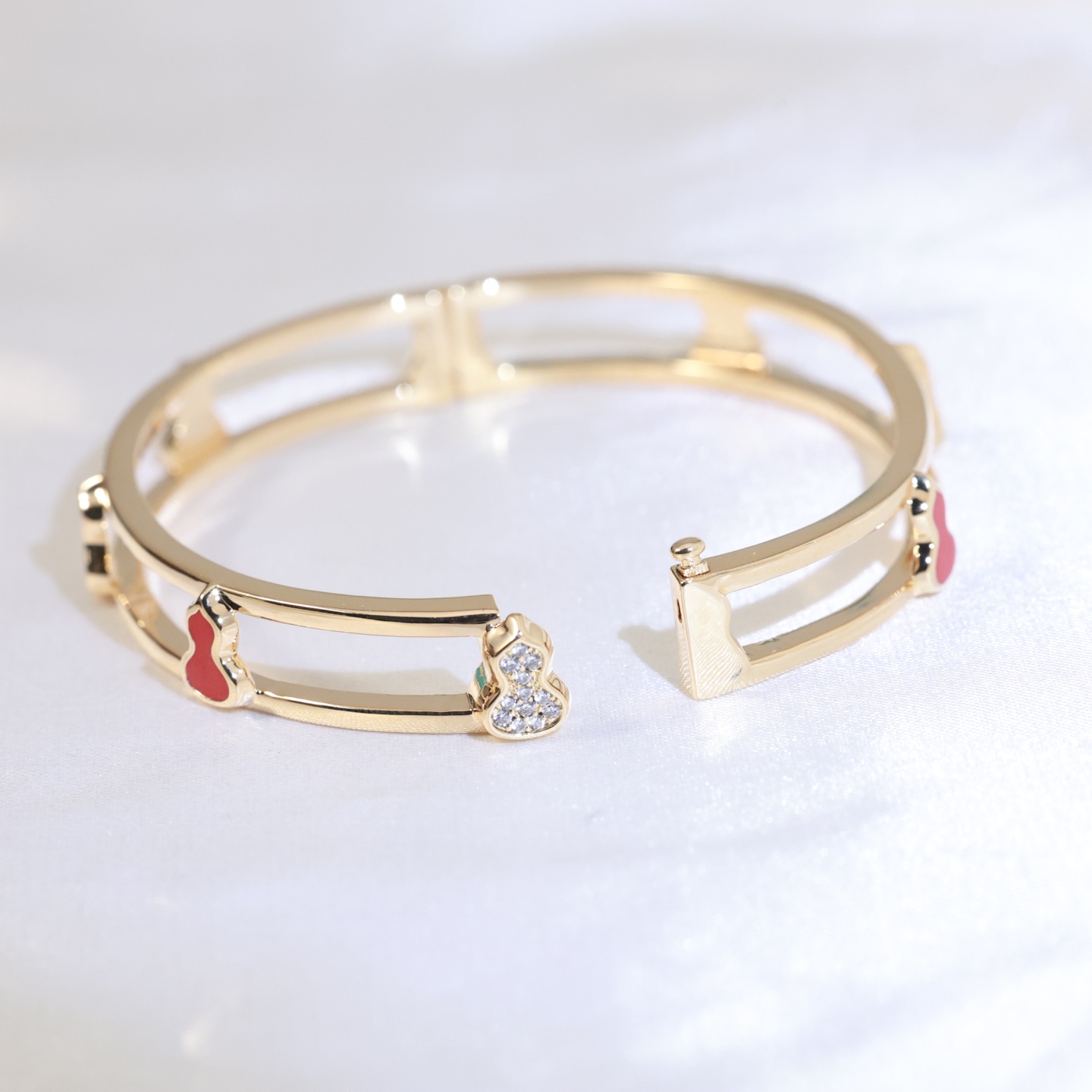 “Qeelin Unveils Superstar Wiulu Collection with Fine Zifu Bracelet in Rose Gold” - 图片 7