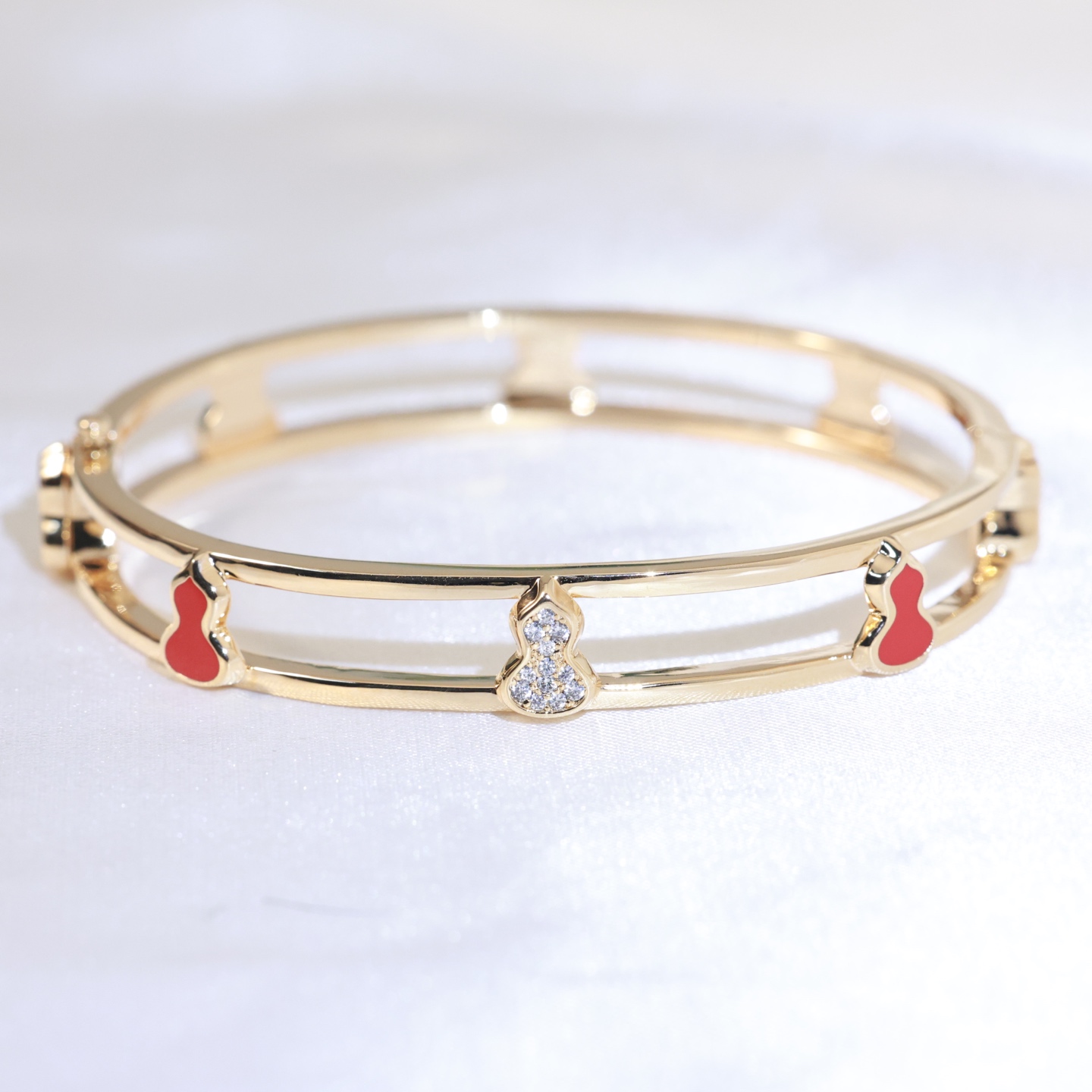 “Qeelin Unveils Superstar Wiulu Collection with Fine Zifu Bracelet in Rose Gold” - 图片 8