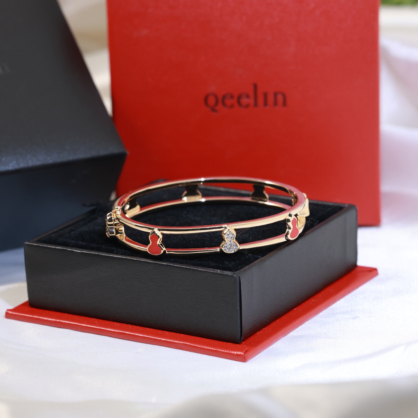 “Qeelin Unveils Superstar Wiulu Collection with Fine Zifu Bracelet in Rose Gold” - 图片 6