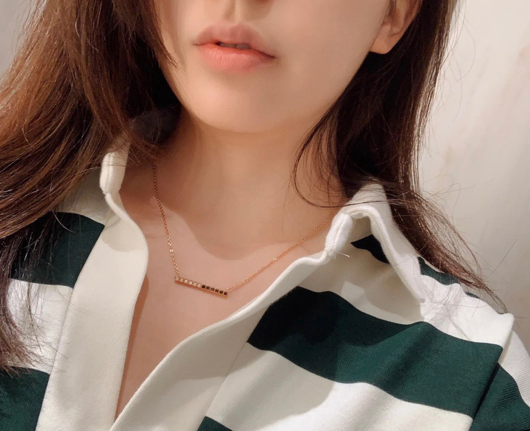 ❤️95包邮/原单代购级别
萧邦 Chopard 高版本CNC工艺👼【】萧邦项链 亚金材质 Ice Cube系列，将萧邦的幸运与品牌最具标志性的灵动钻石完美融合，18k玫瑰金 原版logo 原版尾牌可以调节长短 cnc项链